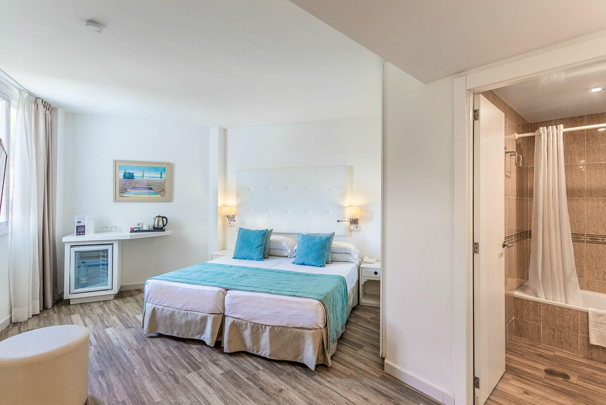 Habitación FERGUS Style Cala Blanca Suites