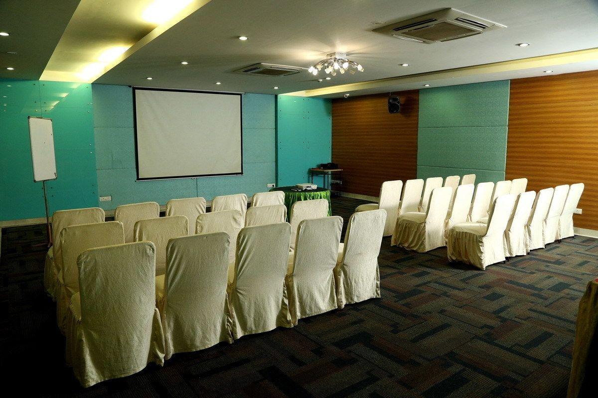 Salón de Baile Srinivas Saffron Hotel