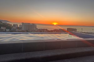 Alquiler Vacacional - New condo with roof top pool & fitness room, WiFi, 5 minutes from Romantic Zone