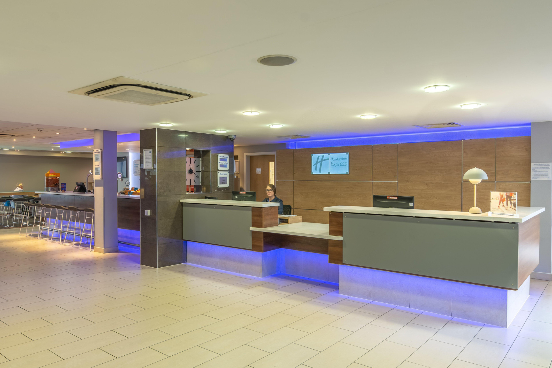 Vista Lobby Holiday Inn Express Kettering by IHG
