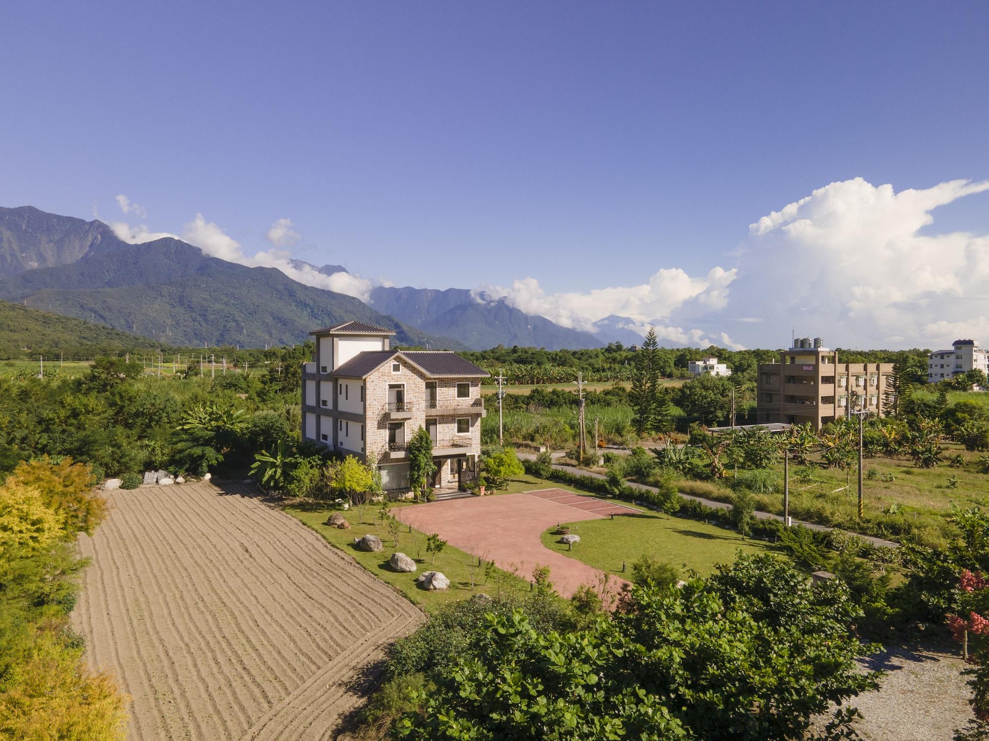 Varios Floral Land B&B