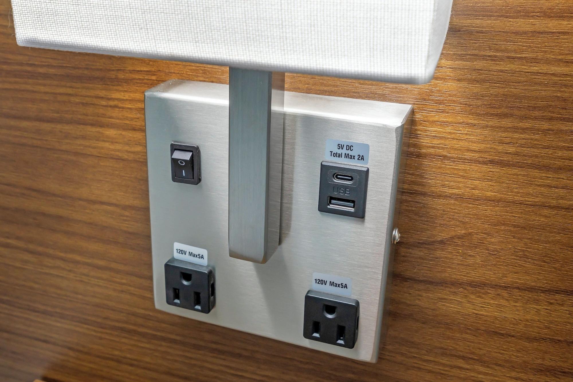 Set de Habitación HomeTowne Studios by Red Roof Tampa - Airport