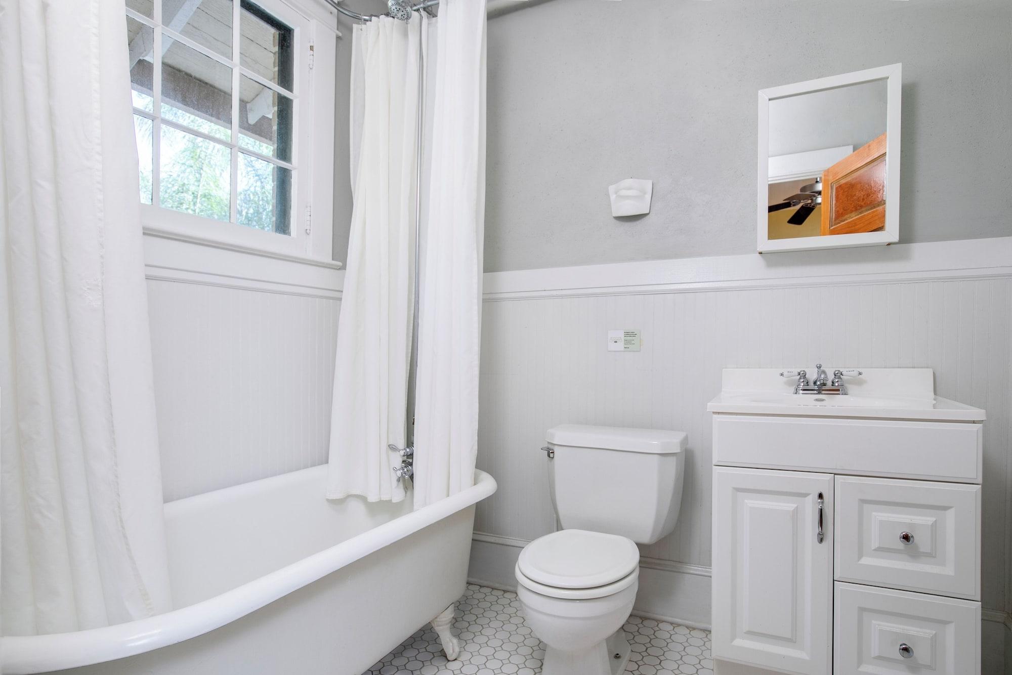 Equipamiento de Habitación Adora Inn