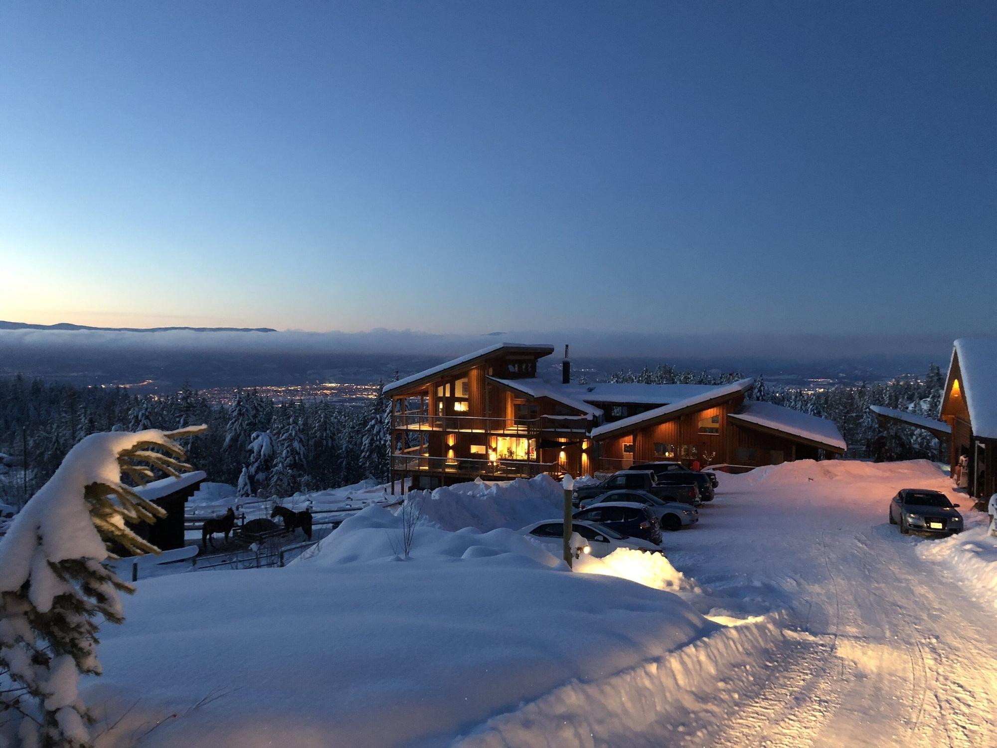Vista Exterior Myra Canyon Lodge + Ranch