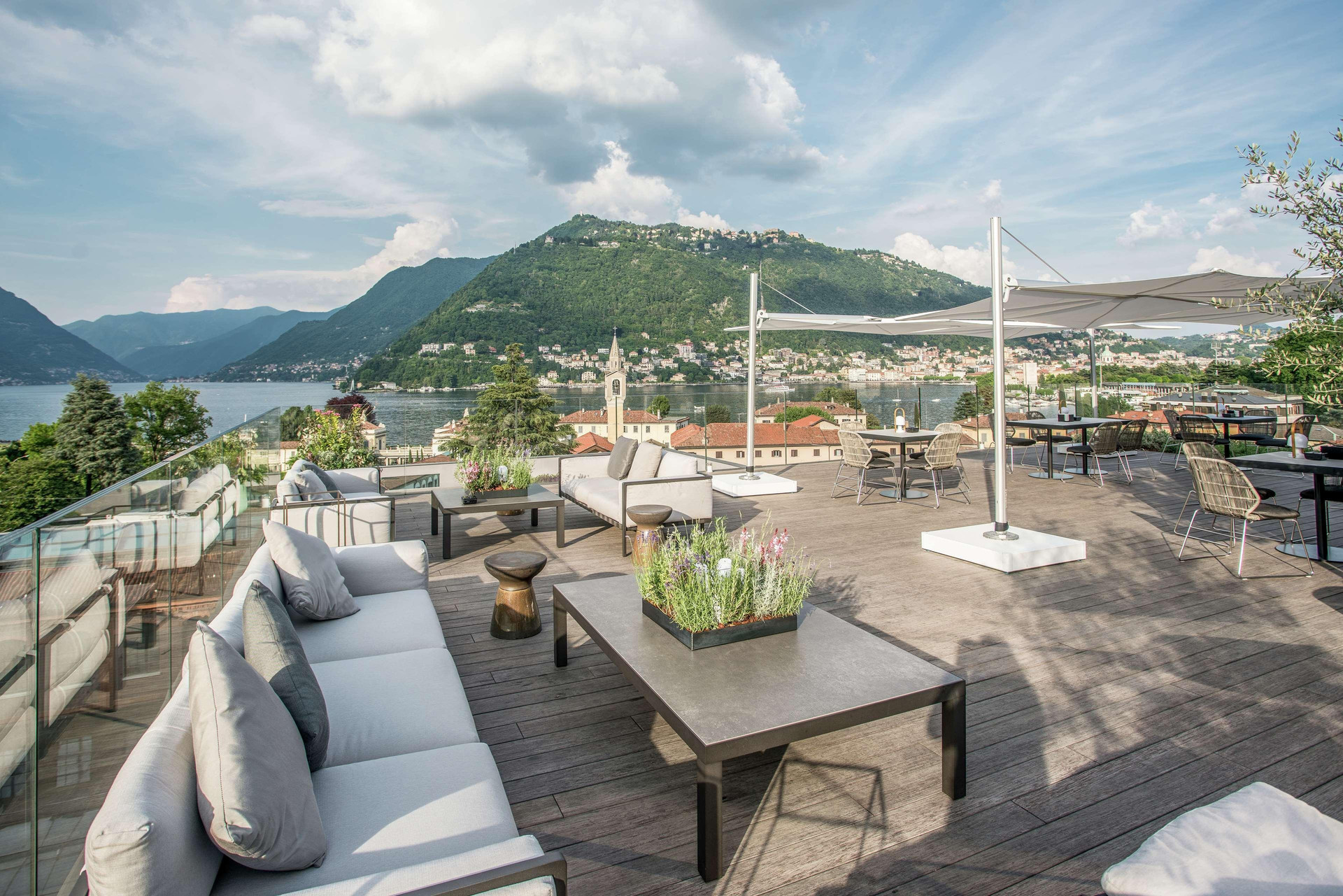 Vista Exterior Hilton Lake Como
