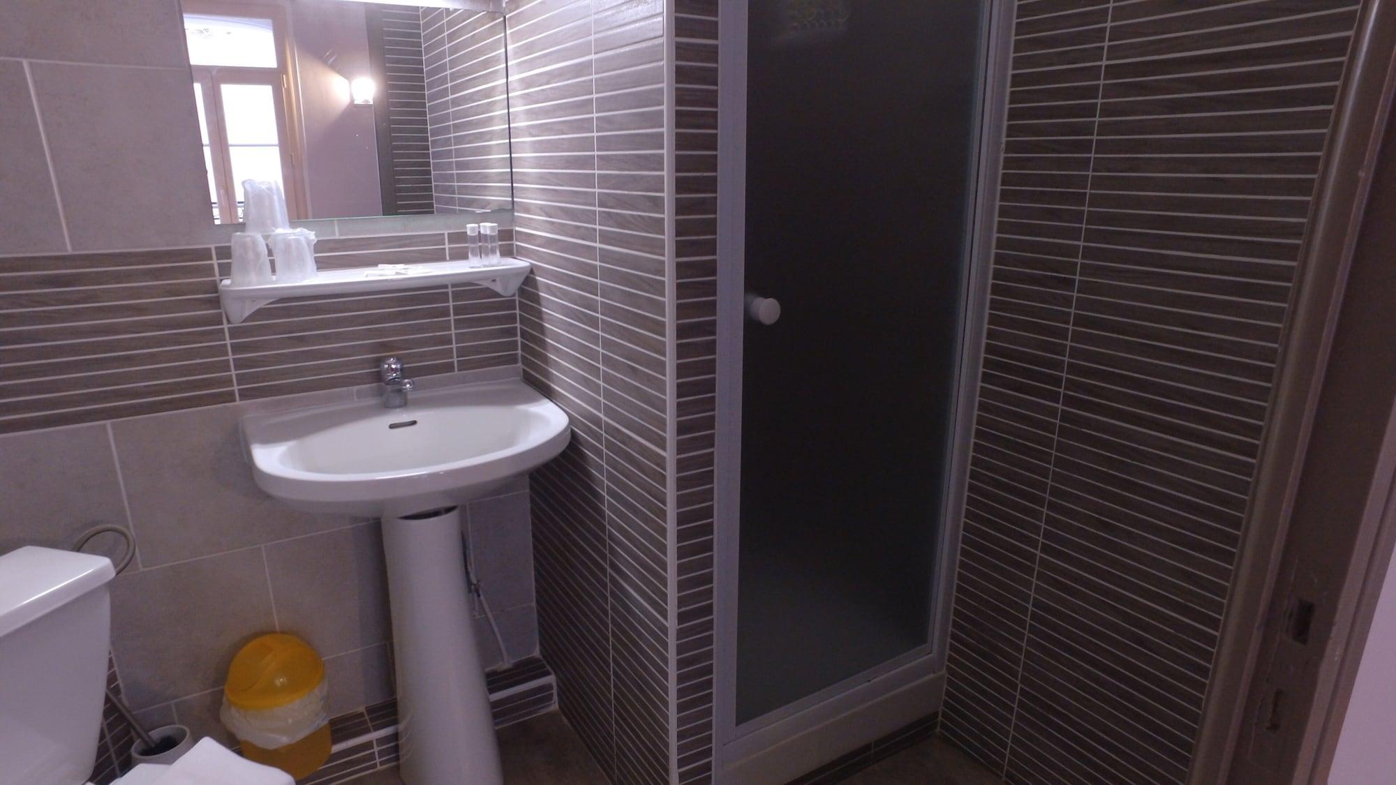 Equipamiento de Habitación Le Céretan Hôtel