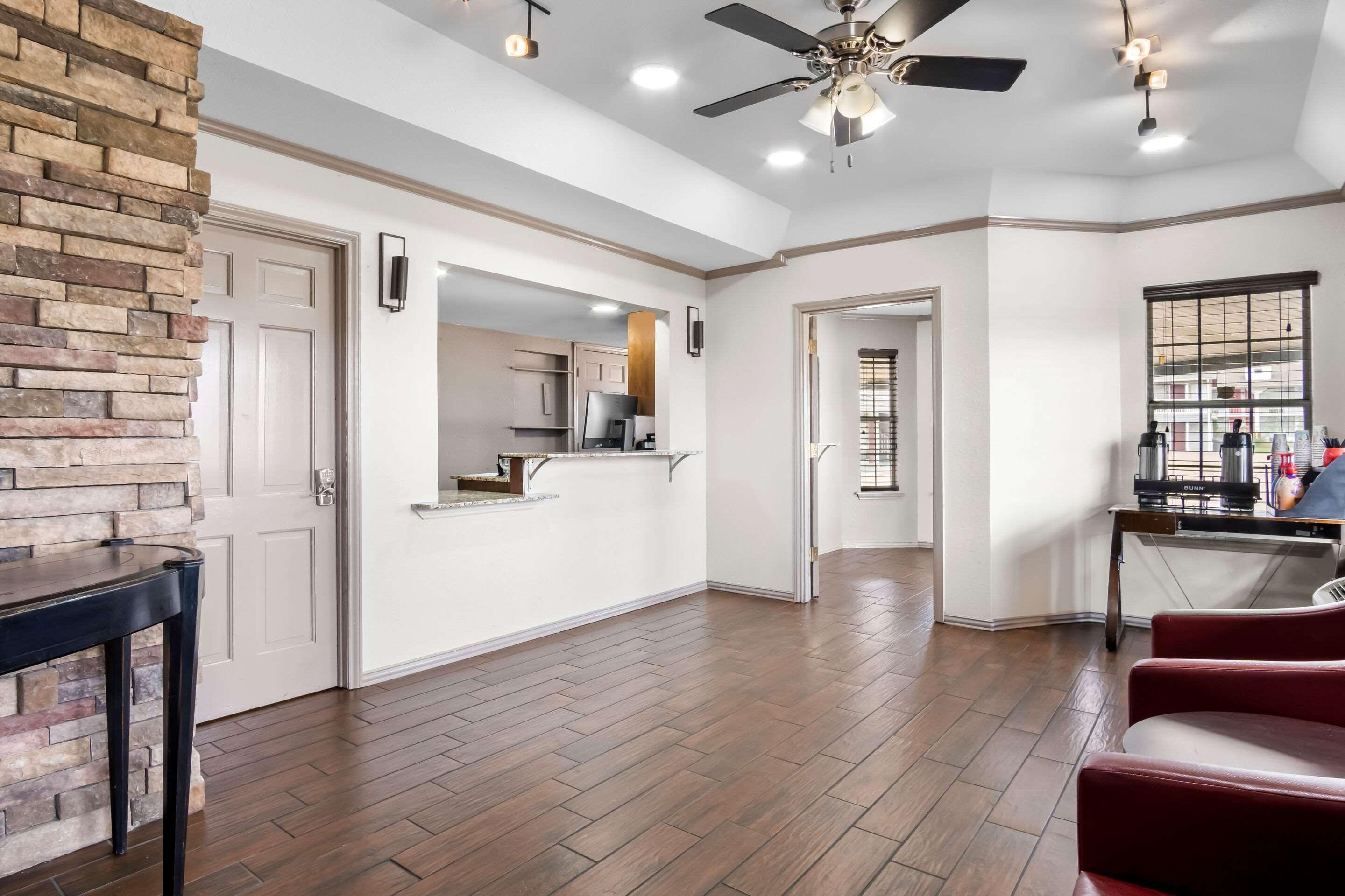 Vista Lobby Rodeway Inn Waco Downtown near University