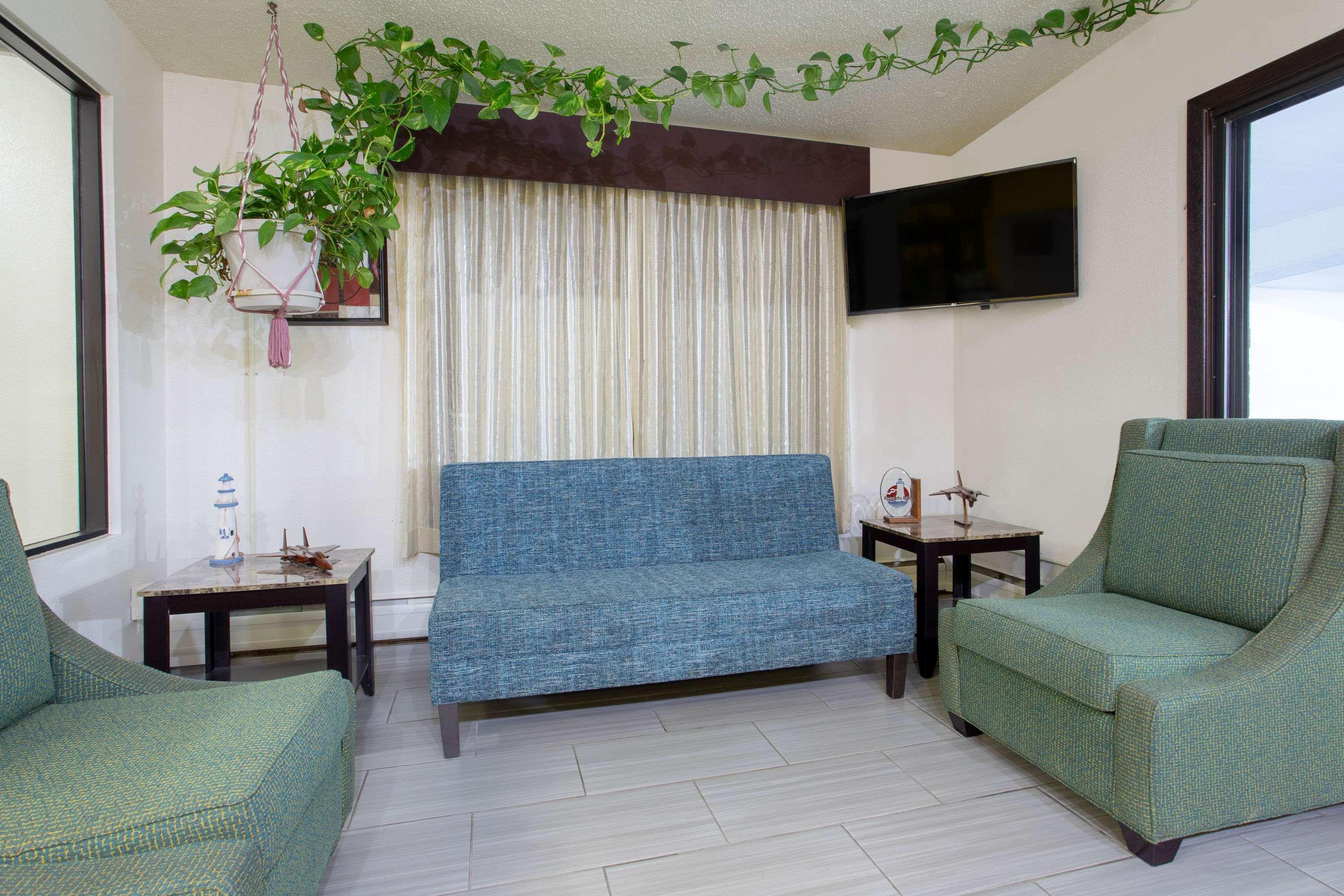 Vista Lobby Days Inn by Wyndham Fond du Lac