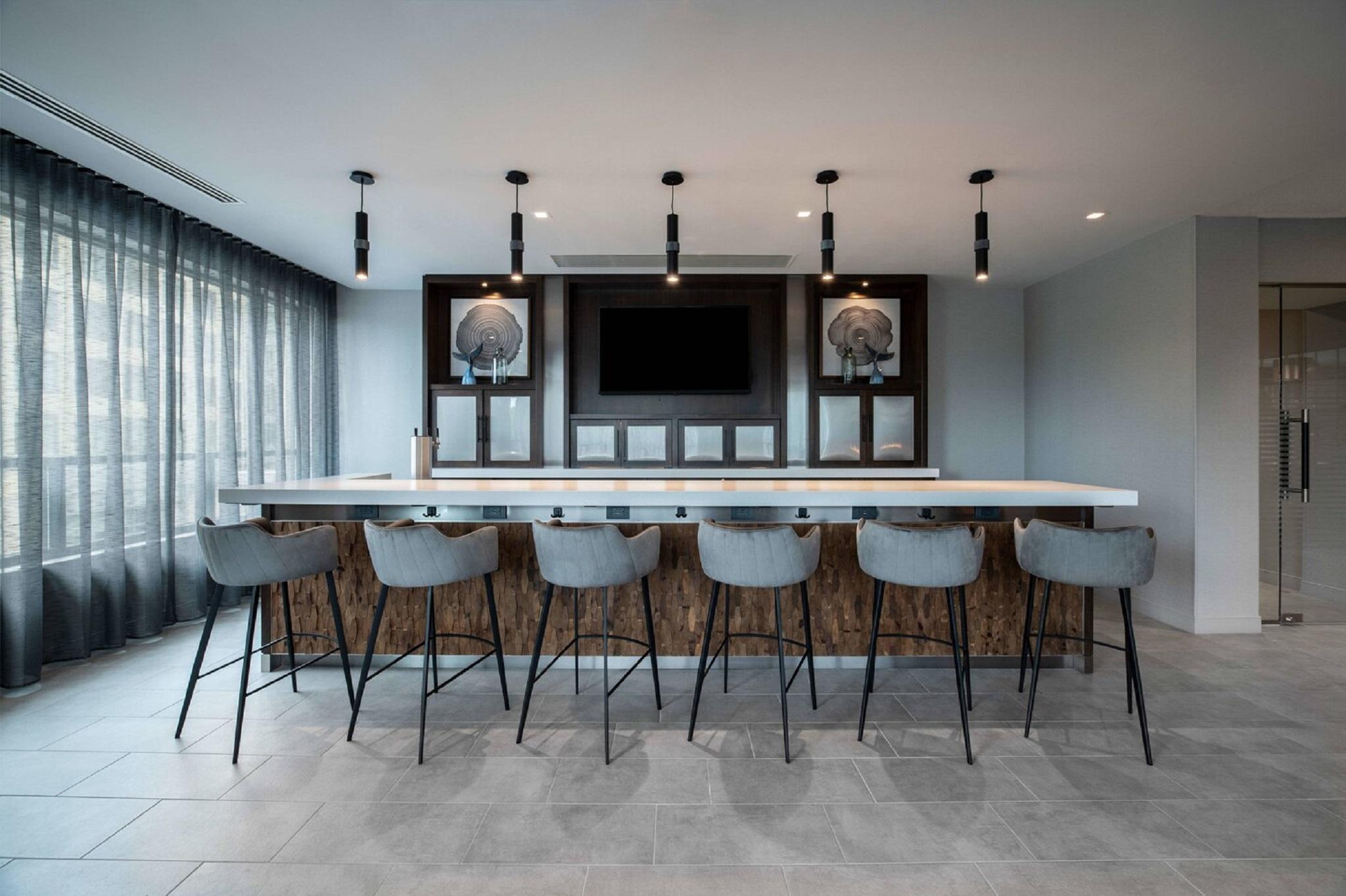 Bar/Salón Fairfield Boston Medford