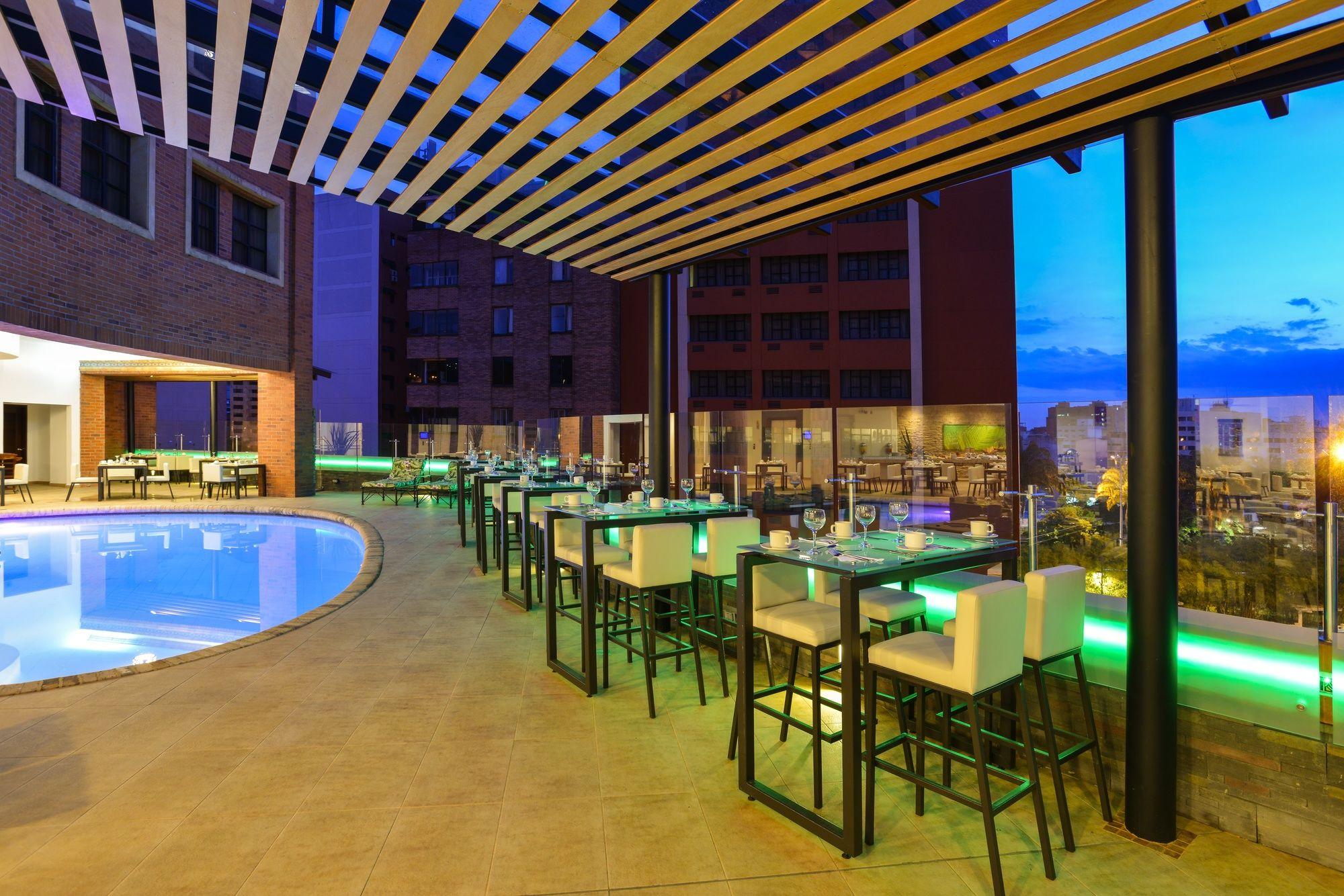 Vista Piscina Hotel Dann Cali