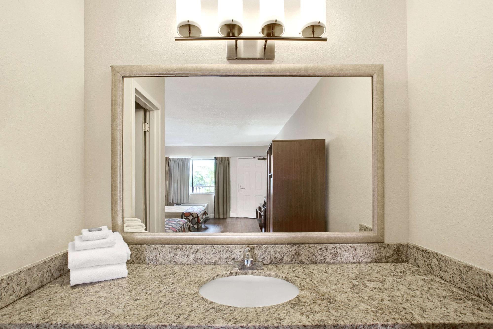 Equipamiento de Habitación Super 8 by Wyndham Orlando International Drive