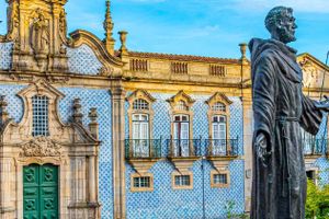Actividad - Excursión a Guimarães + Cata de vinos