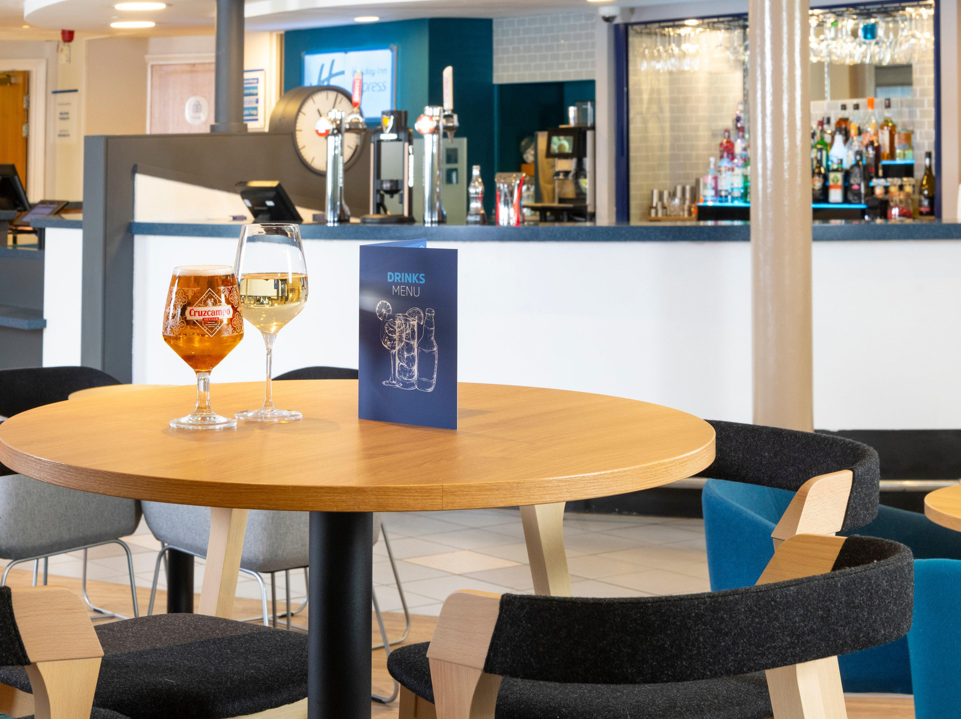 Bar/Salón Holiday Inn Express Stafford by IHG