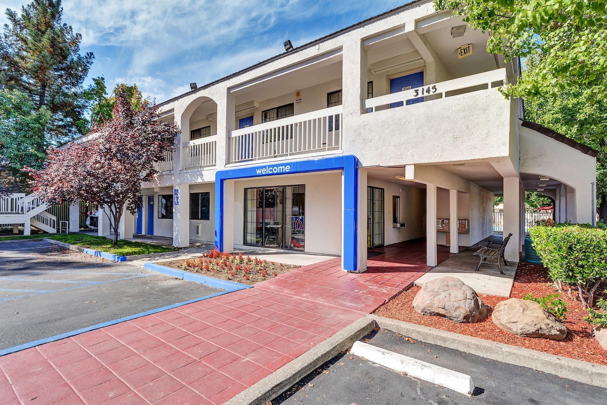 Vista Exterior Super 8 by Wyndham Santa Rosa North