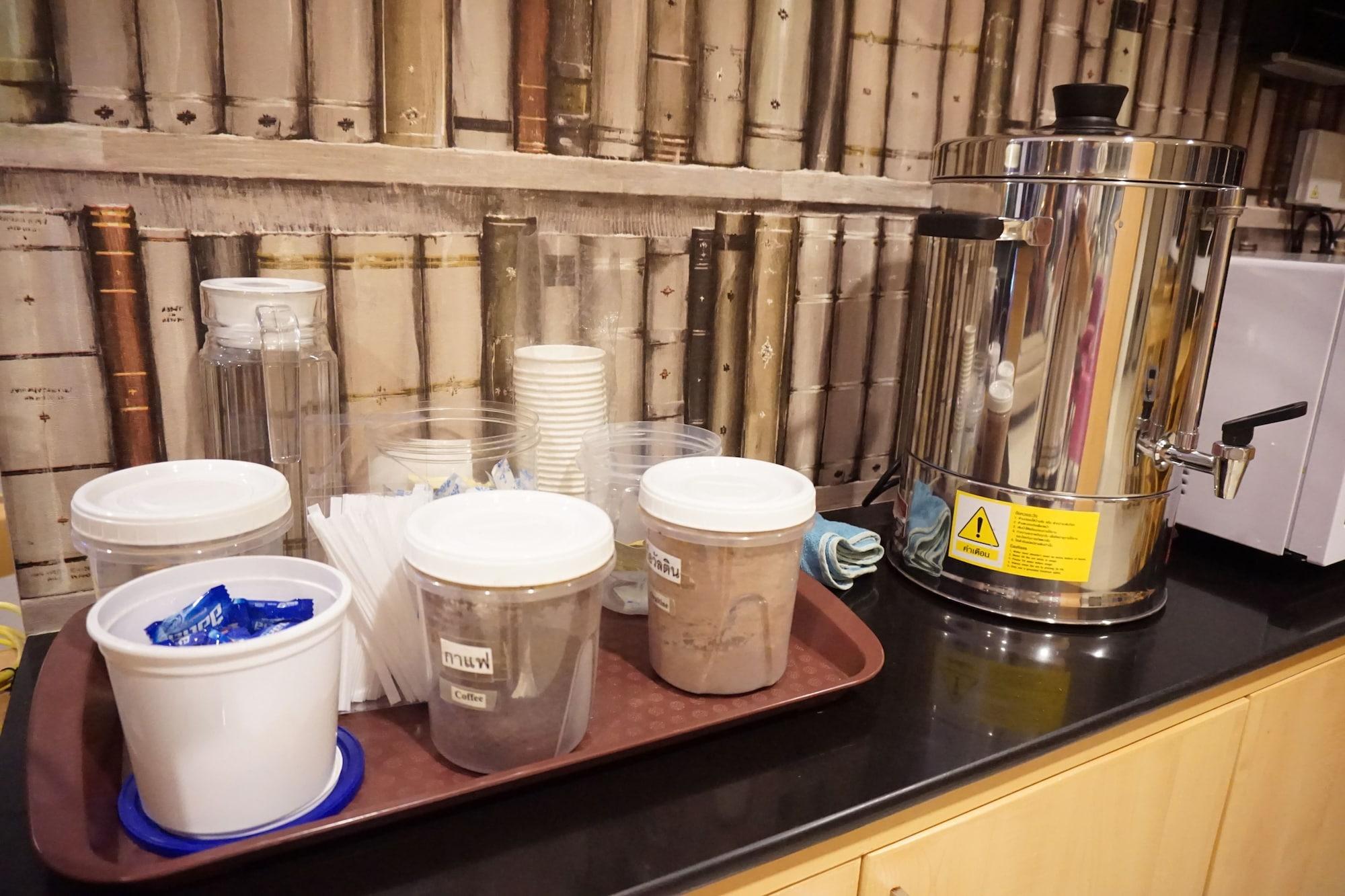 Bar/Salón Chompu Nakarin Apartment