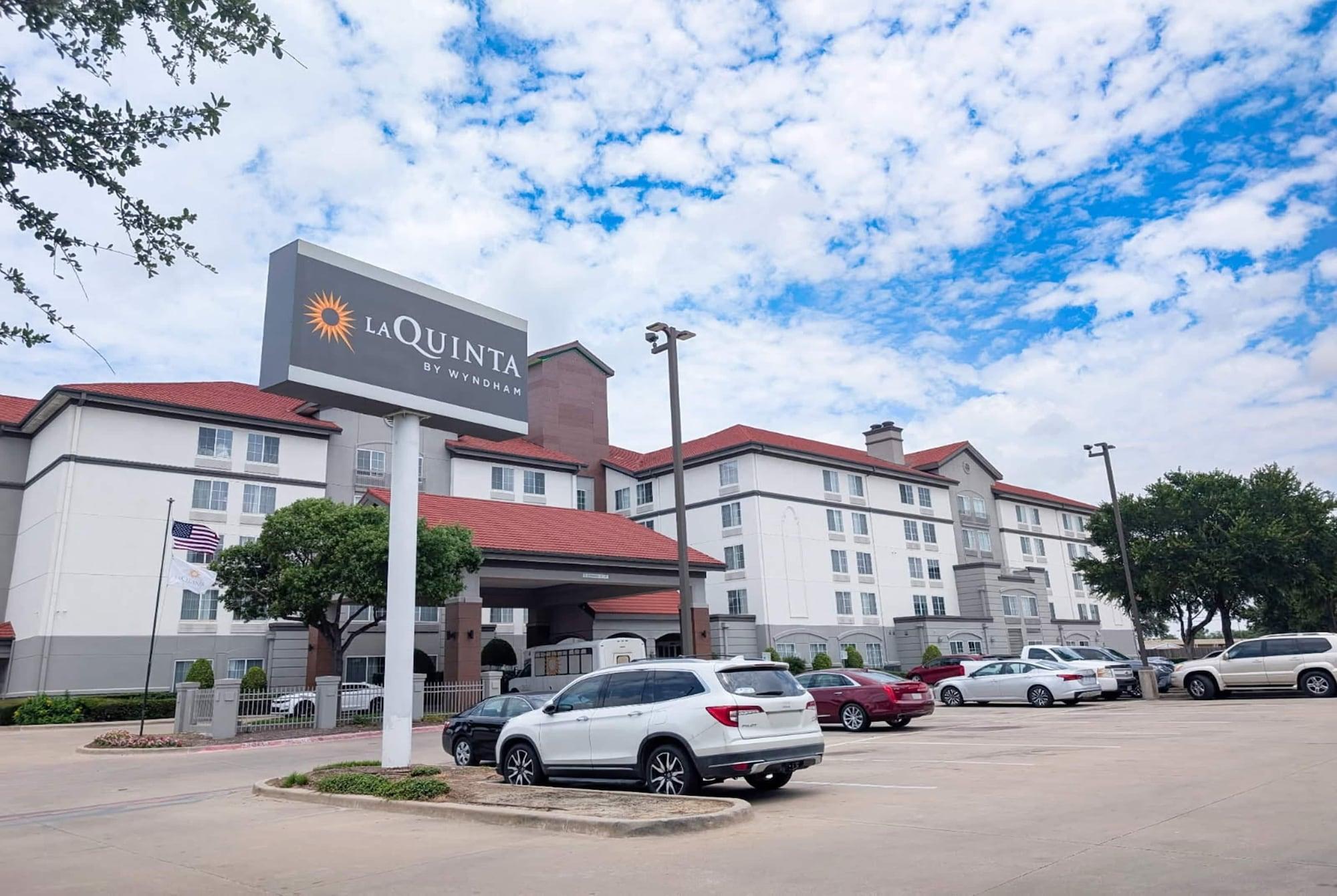 Vista Exterior La Quinta Inn & Suites by Wyndham DFW Airport South / Irving