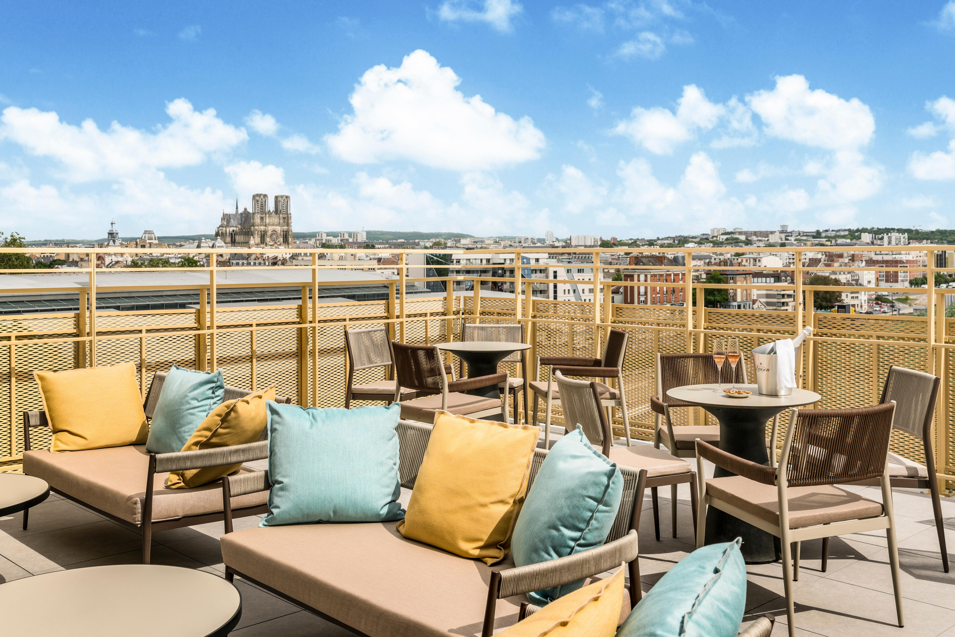 Varios Holiday Inn Express & Suites Reims Rives De Vesle