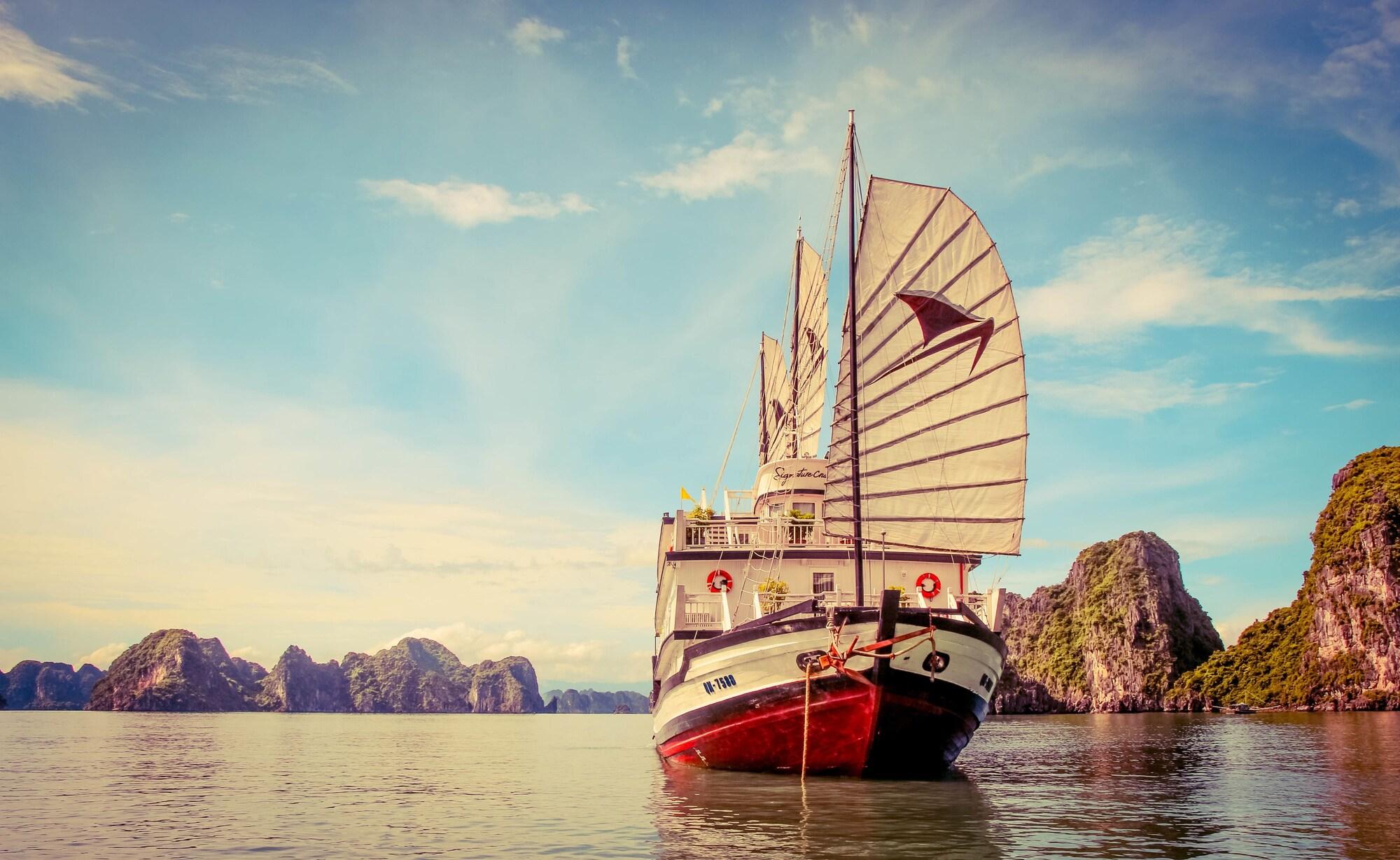 Vista Exterior Signature Halong Cruise