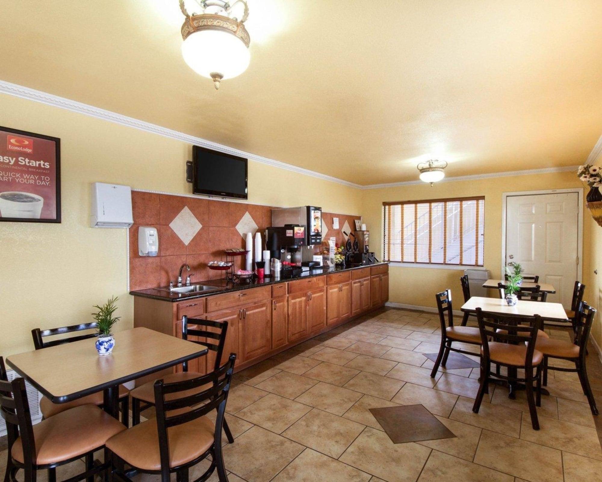 Restaurant Econo Lodge Inn & Suites Downtown Northeast near Fort Sam Houston