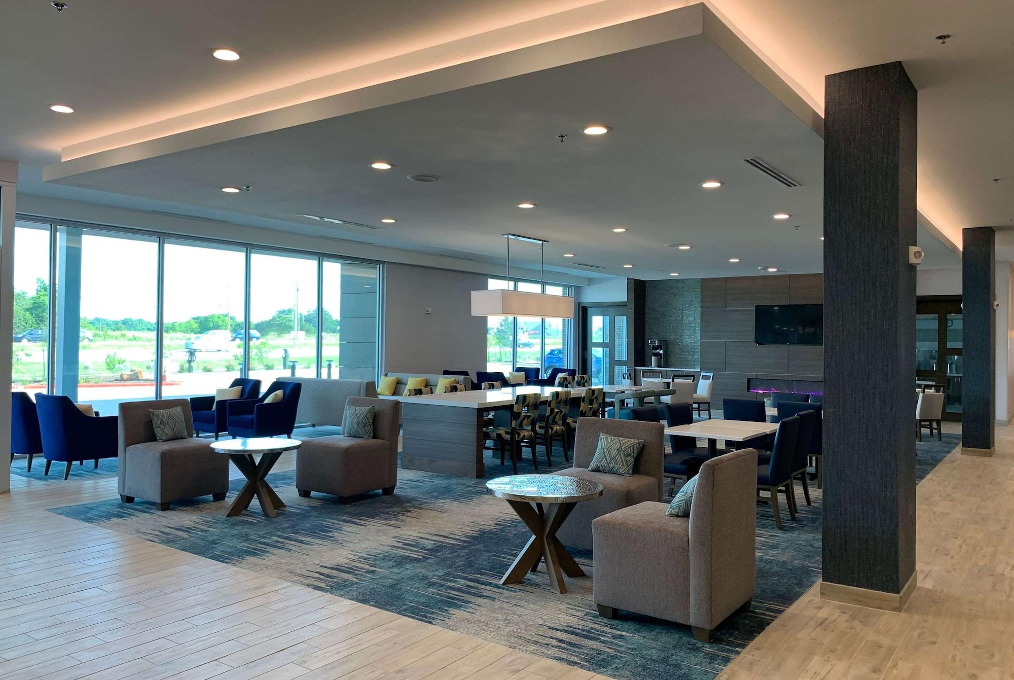 Vista Lobby La Quinta Inn & Suites by Wyndham Round Rock near Kalahari