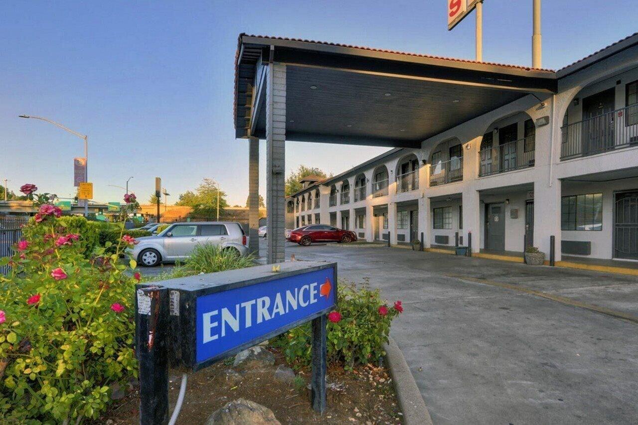 Vista Exterior Crossroads Inn