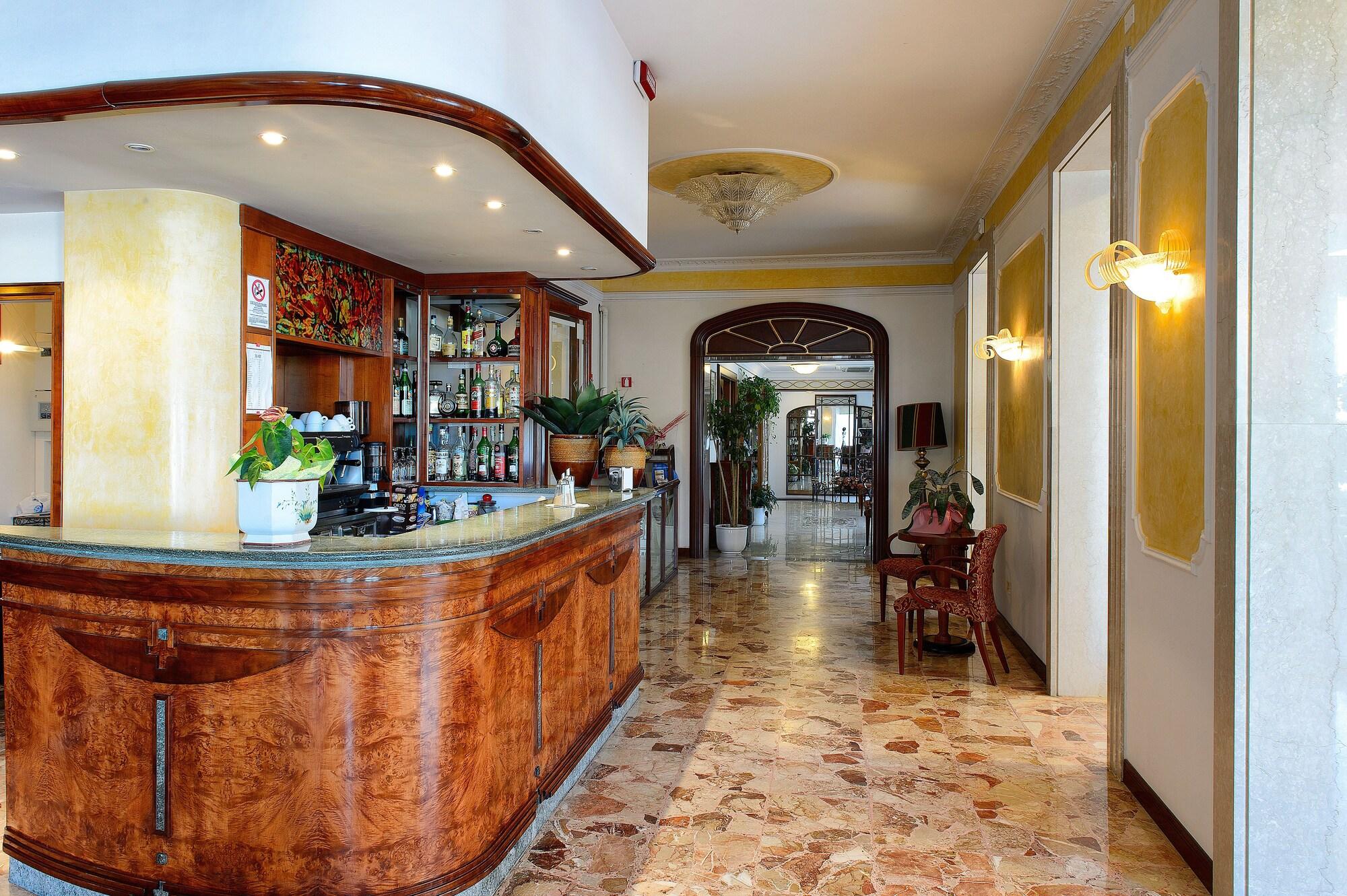 Bar/Salón Hotel Capri & Residence