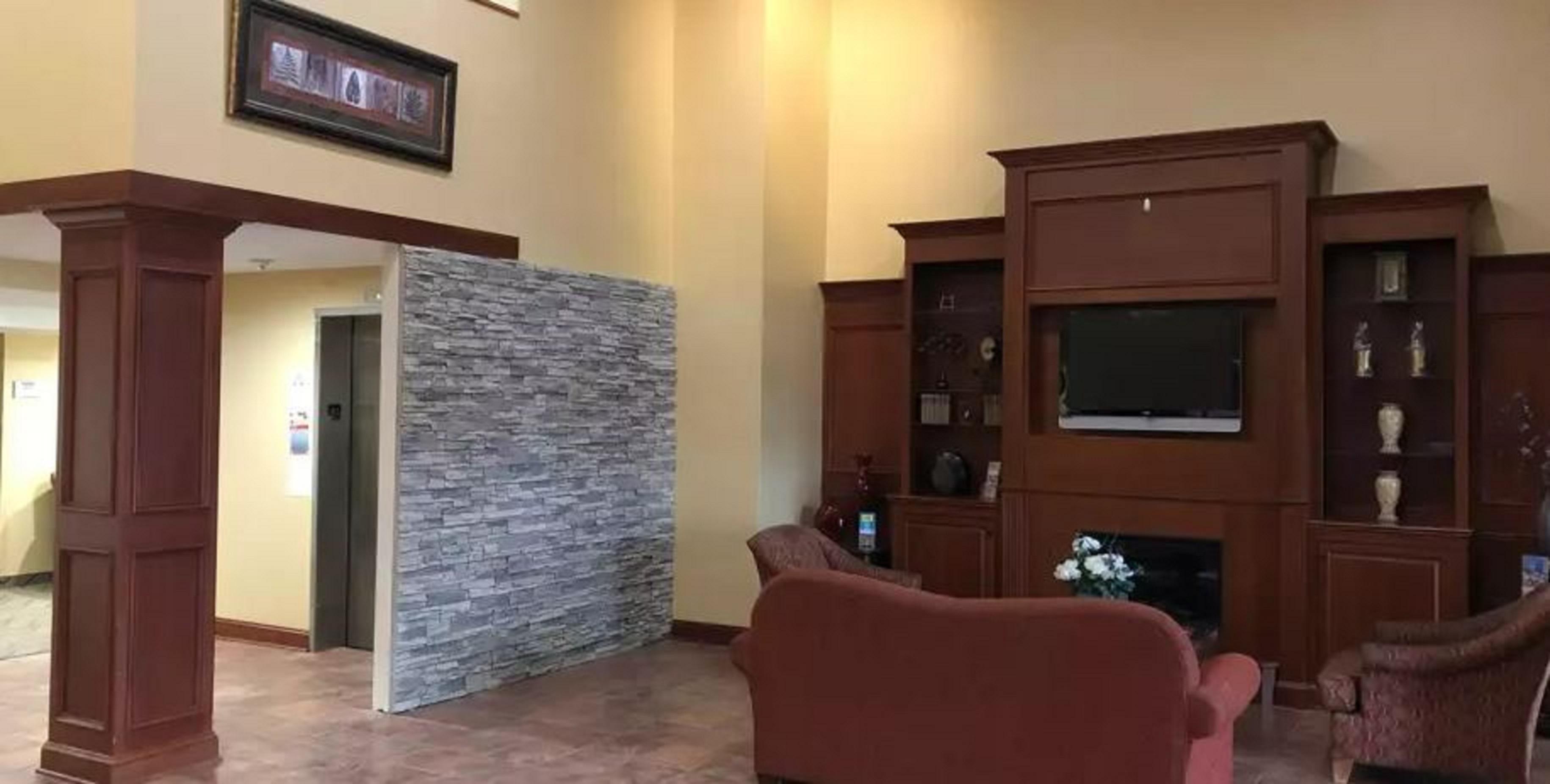 Vista Lobby Red Roof Inn & Suites Chestertown