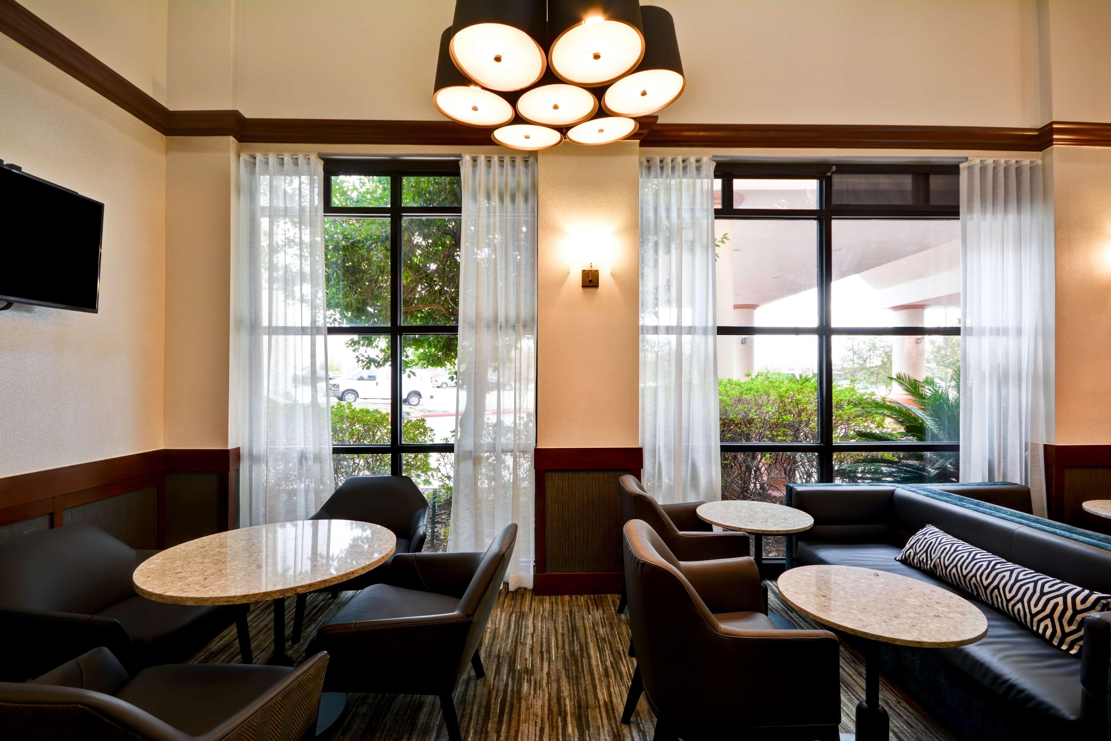 Vista Lobby Hyatt Place Houston-North