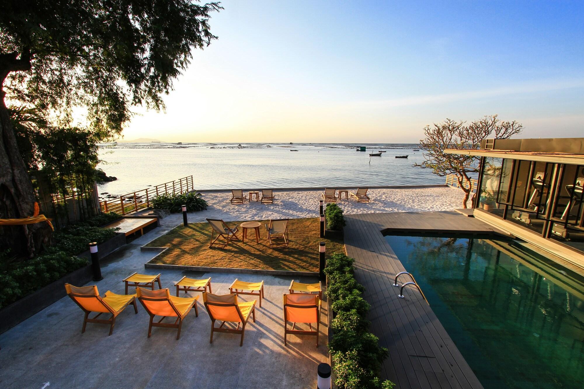 Vista Exterior Balcony Seaside Sriracha Hotel Serviced Apartments