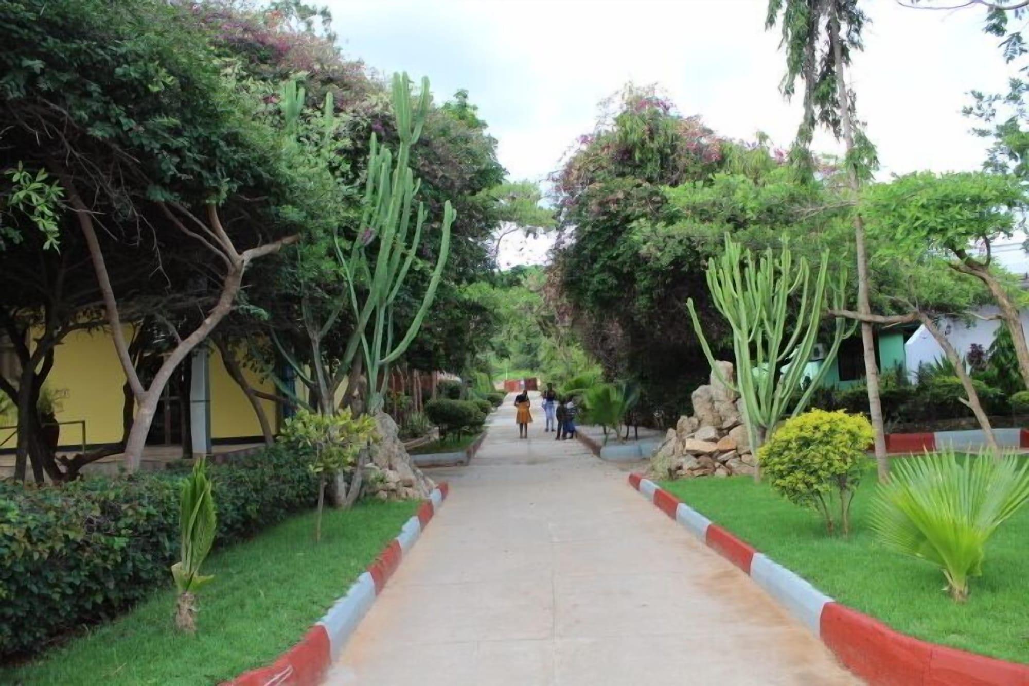 Vista Exterior Royal Village Hotel Company