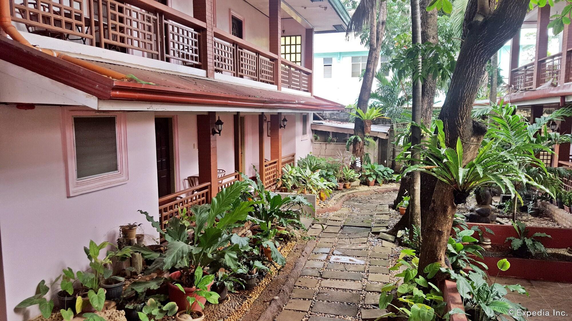 Vista Exterior Lola Itang Pension