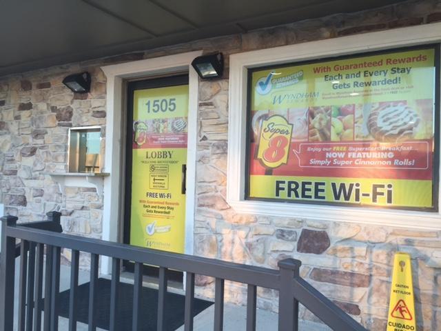 Vista Exterior Super 8 by Wyndham McAllen/Downtown