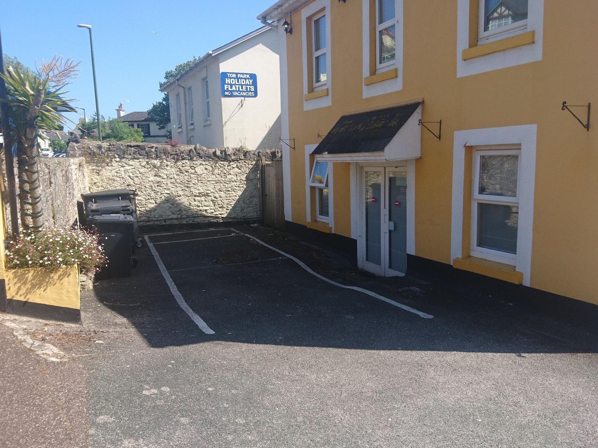 Vista Exterior Heathcliff House, Exclusively for Adults, Free Large Car Park