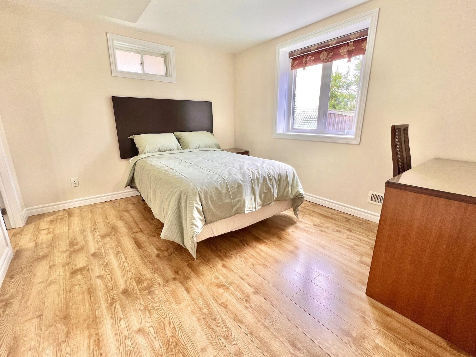 Varios Cozy Home in Richmond Hill with Free Parking