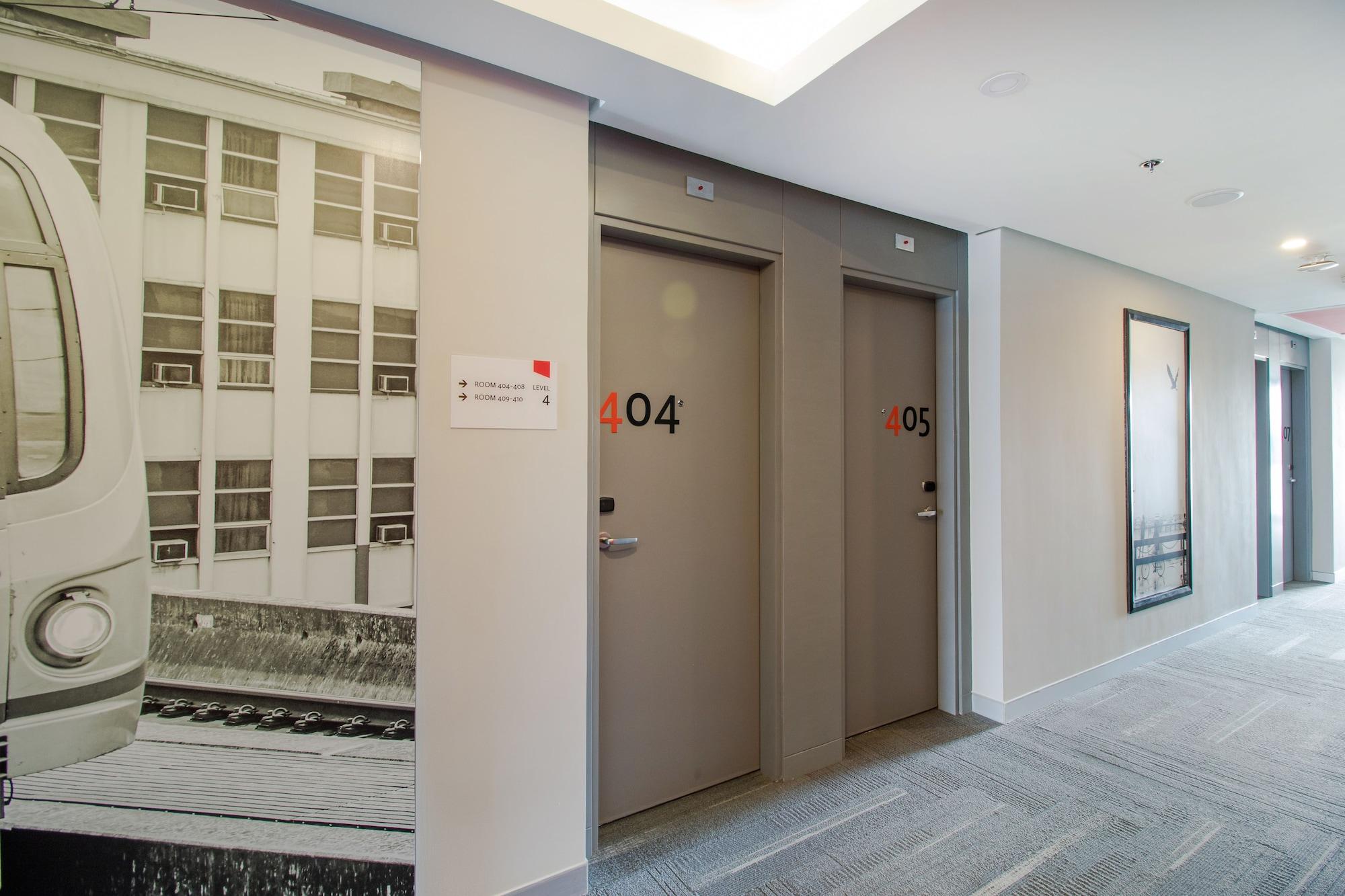 Varios Red Planet Manila Bay