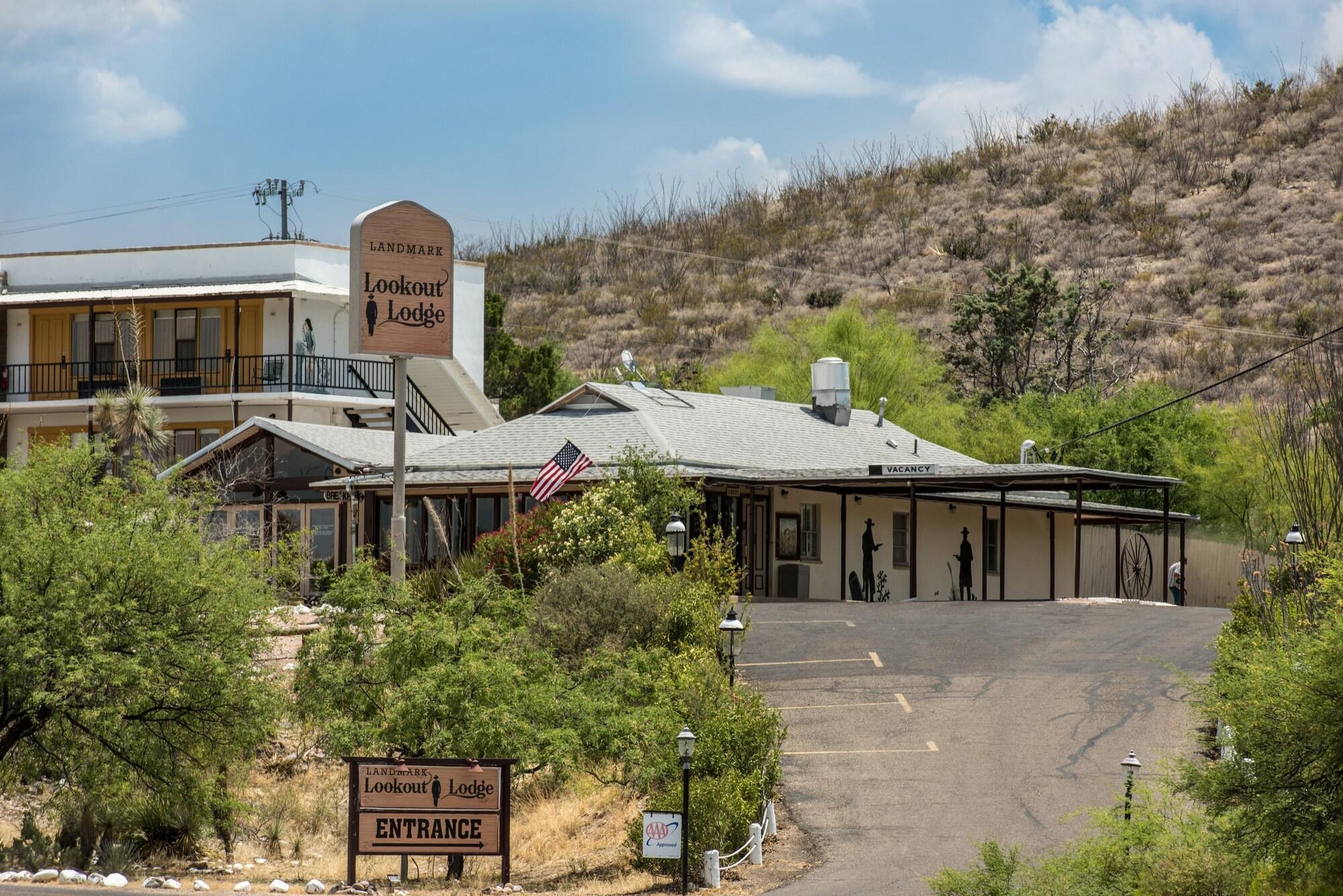 Varios Landmark Lookout Lodge