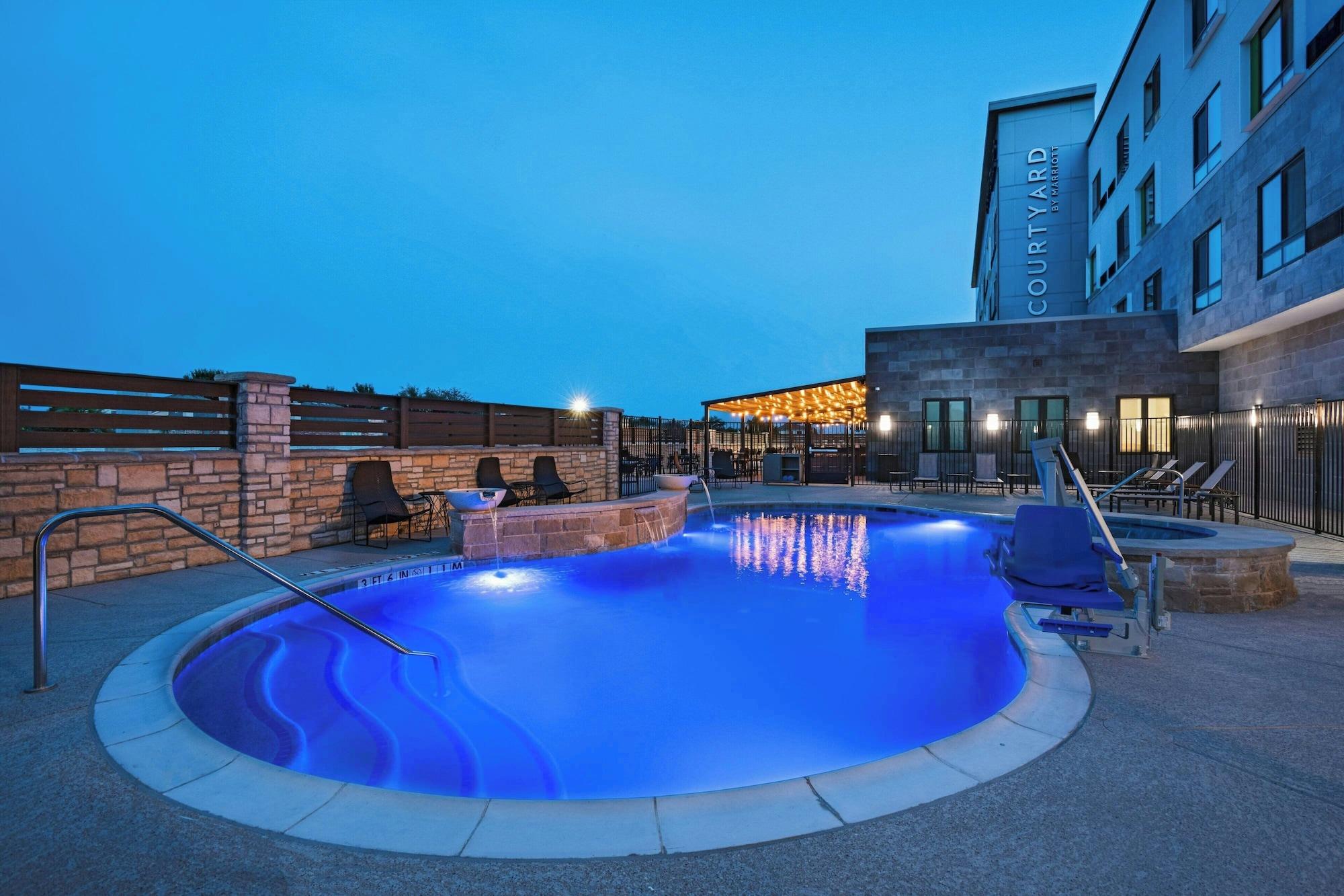 Vista Piscina Courtyard by Marriott Dallas Grand Prairie