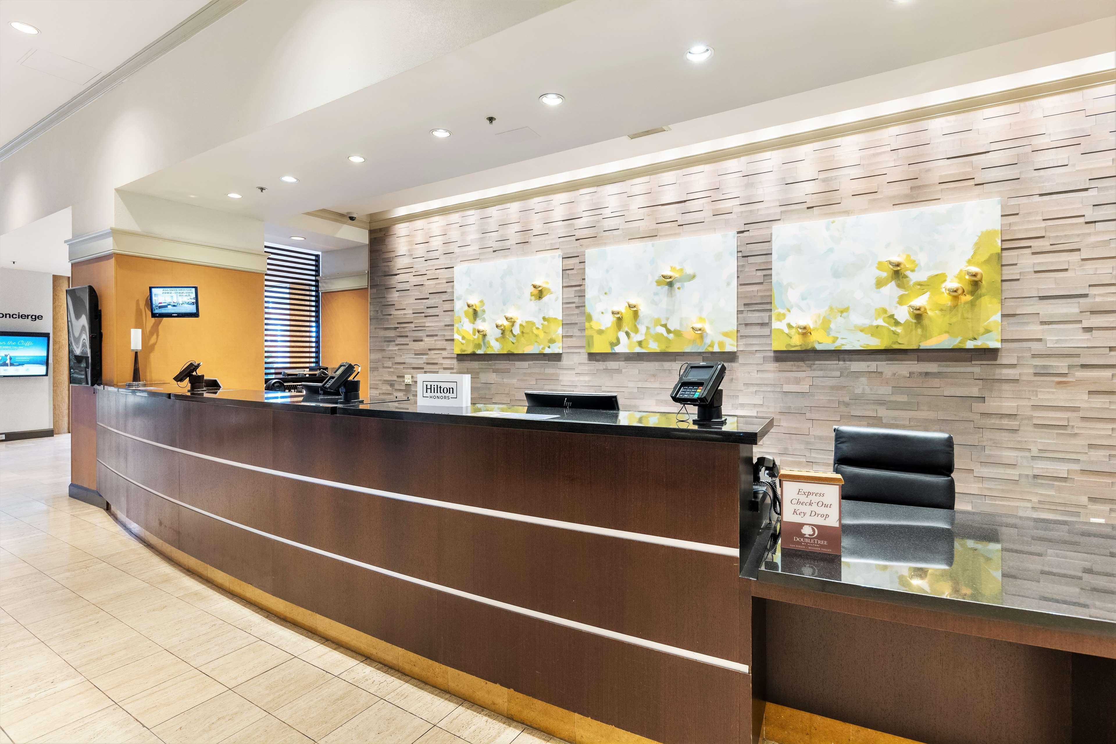 Vista Lobby DoubleTree by Hilton Hotel San Diego - Mission Valley