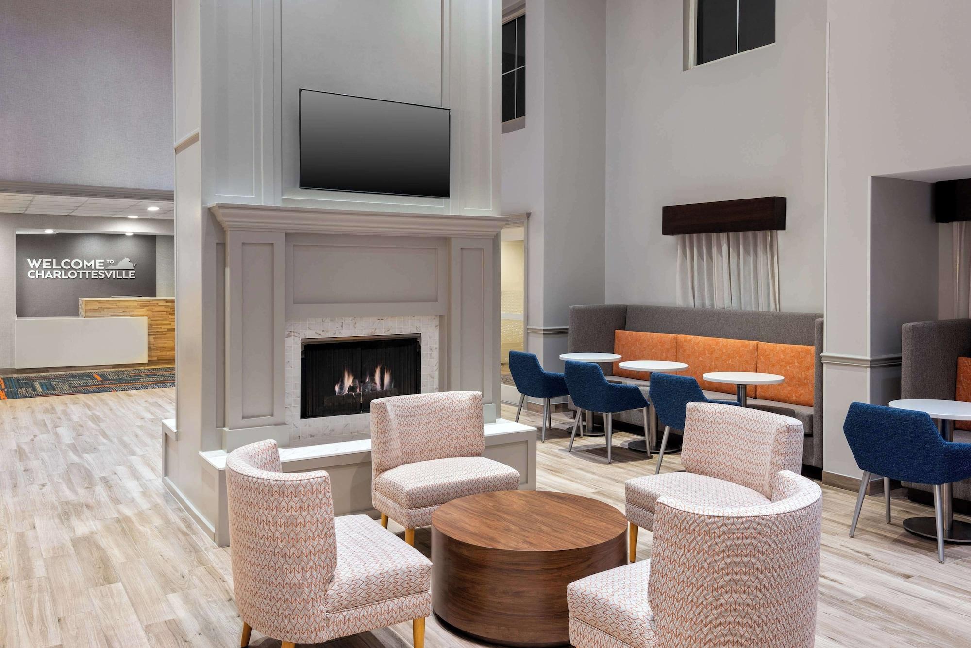 Vista Lobby Hampton Inn & Suites Charlottesville-At the University