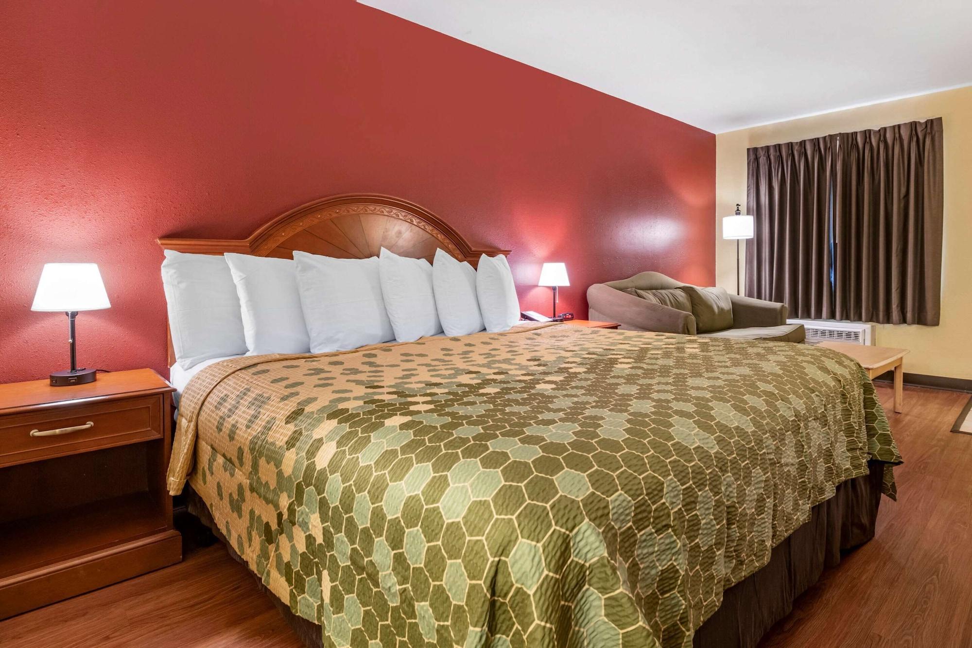 Habitación Econo Lodge Inn & Suites Maingate Central