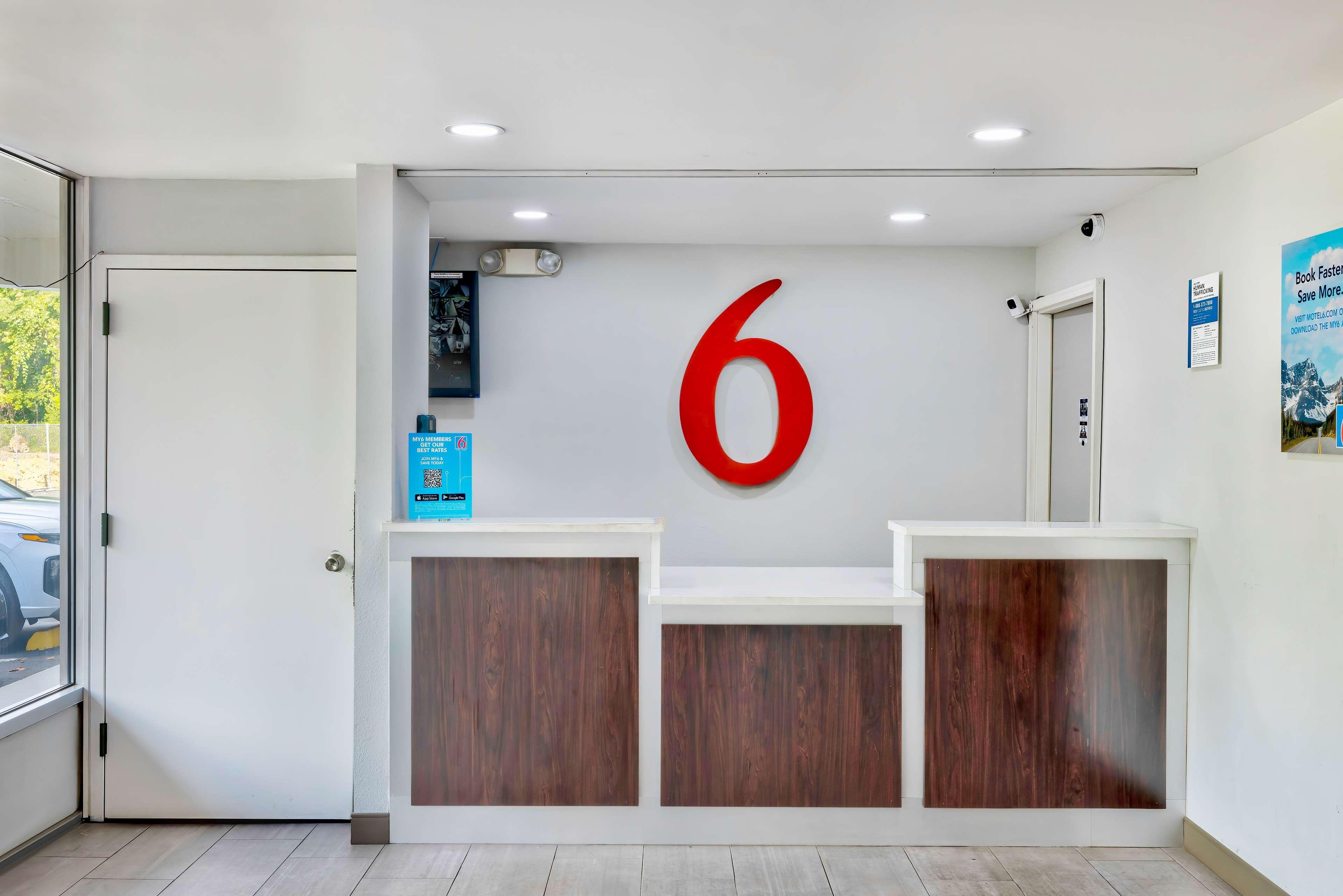 Vista Lobby Motel 6 Morgantown, WV