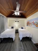 Alquiler Vacacional - Brand New Private One Bedroom Cottage with a Wet Bar/Kitchenette