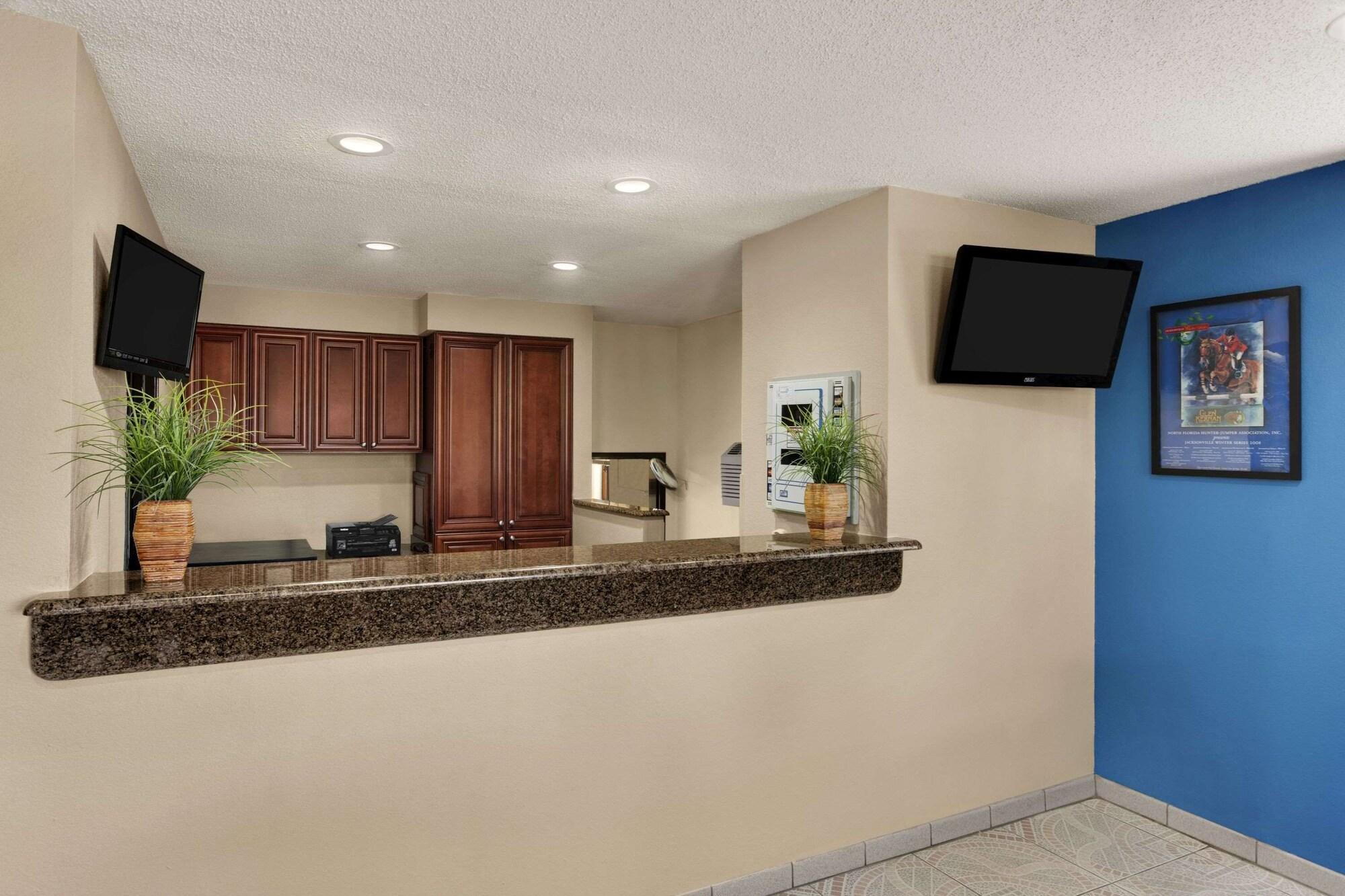 Vista Lobby Days Inn by Wyndham Orange Park/Jacksonville