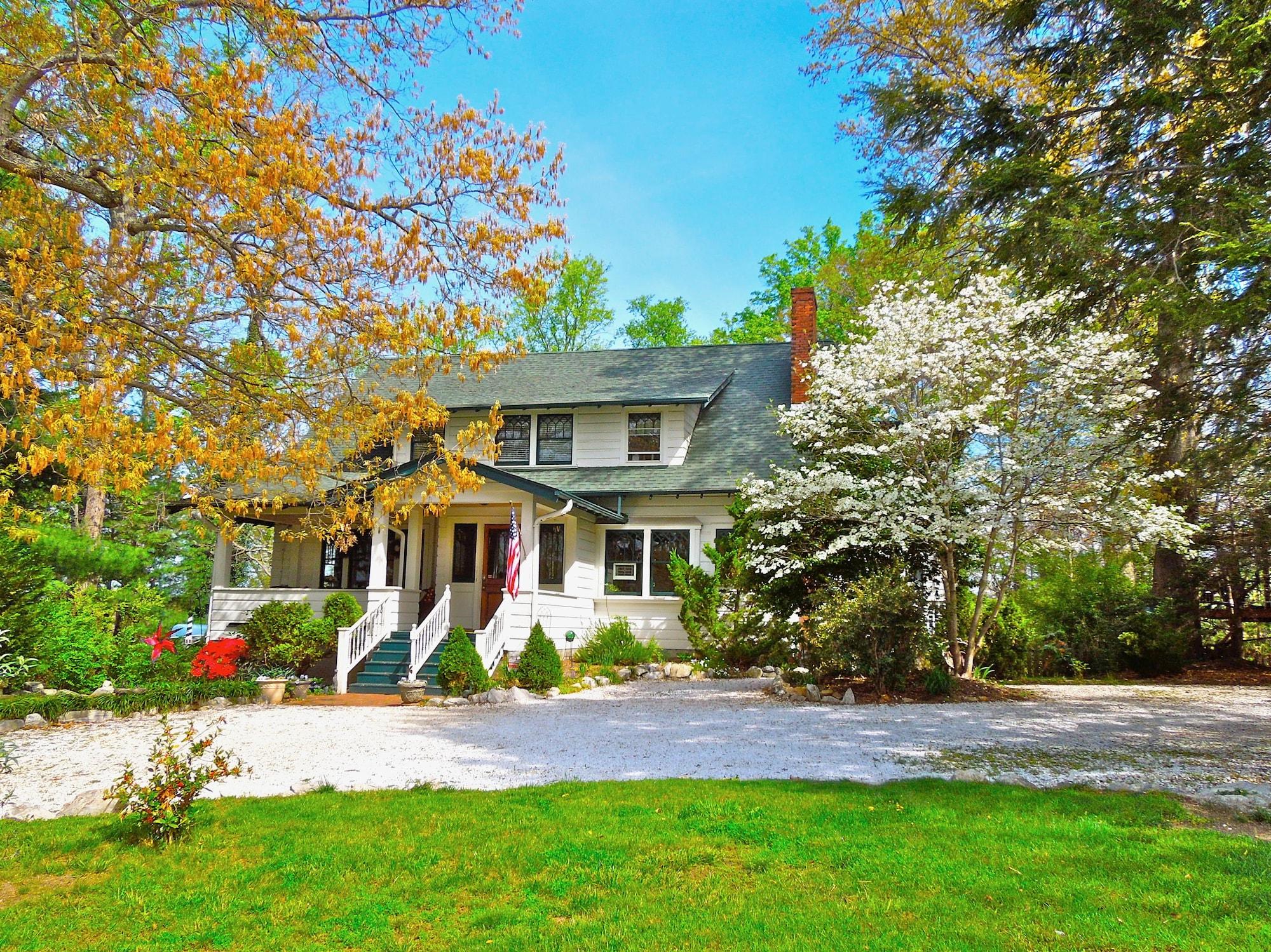 Varios Oakland Cottage Bed & Breakfast