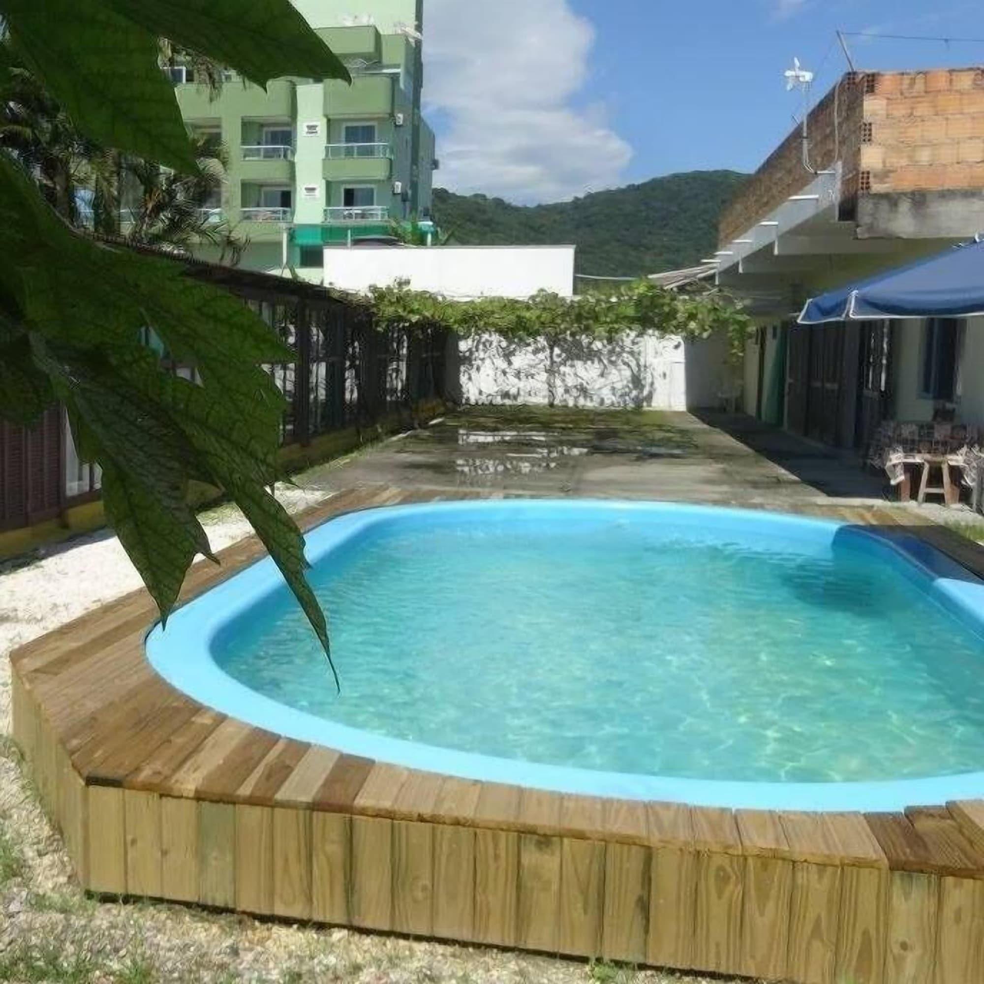 Vista Piscina Hostel e Quarto Camping Bombinhas