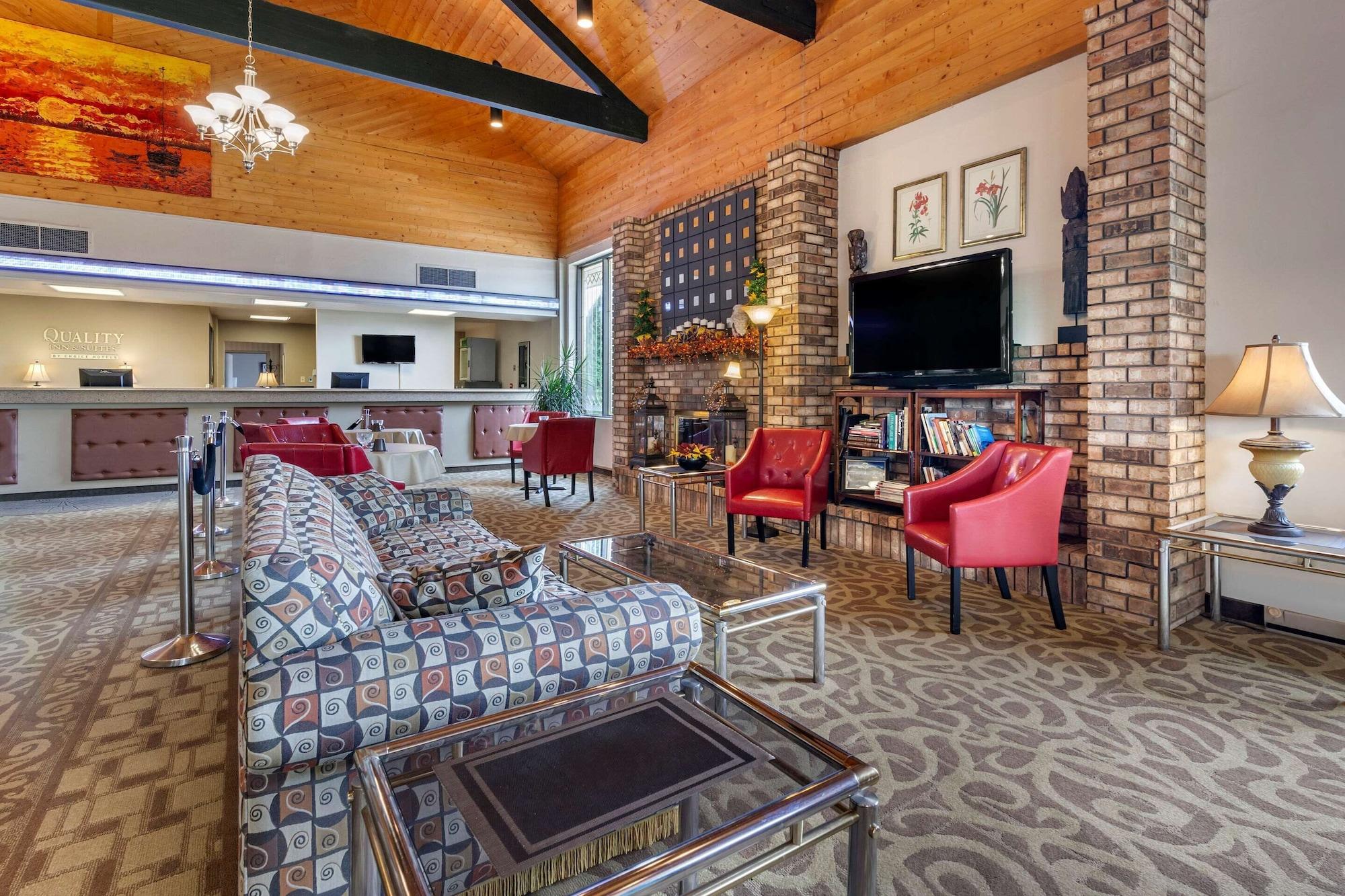 Vista Lobby Quality Inn & Suites Escanaba North