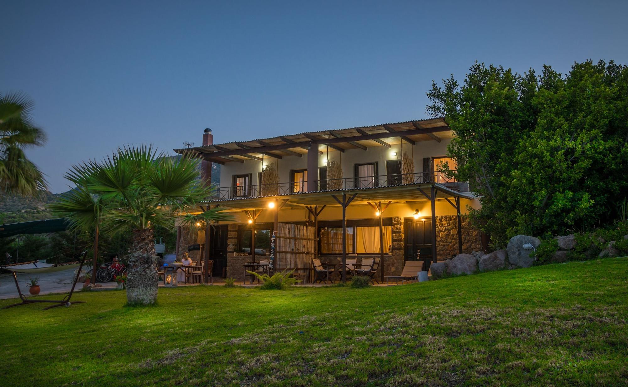 Vista Exterior Cavo Petra