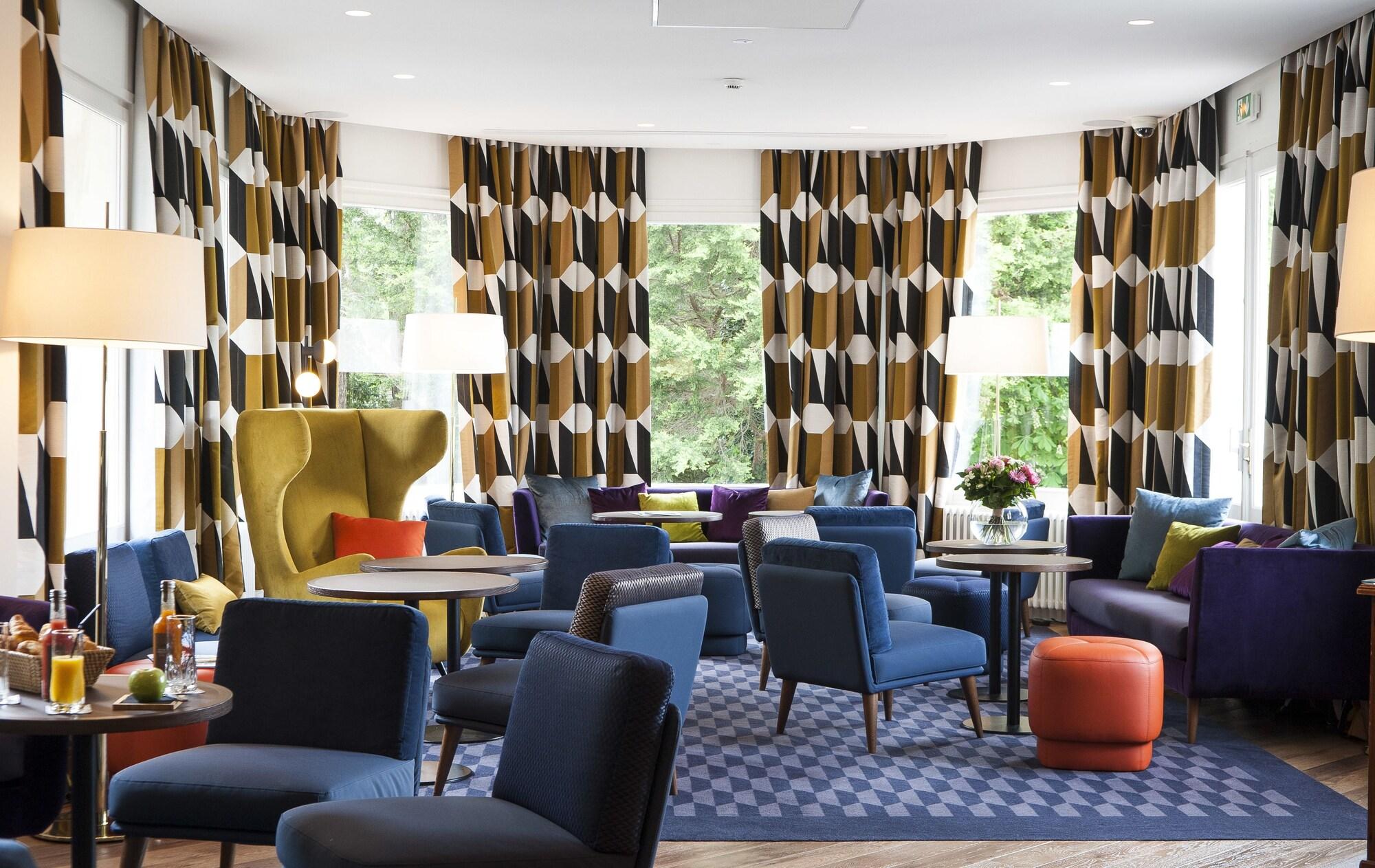 Vista Lobby Le Manoir Hotel