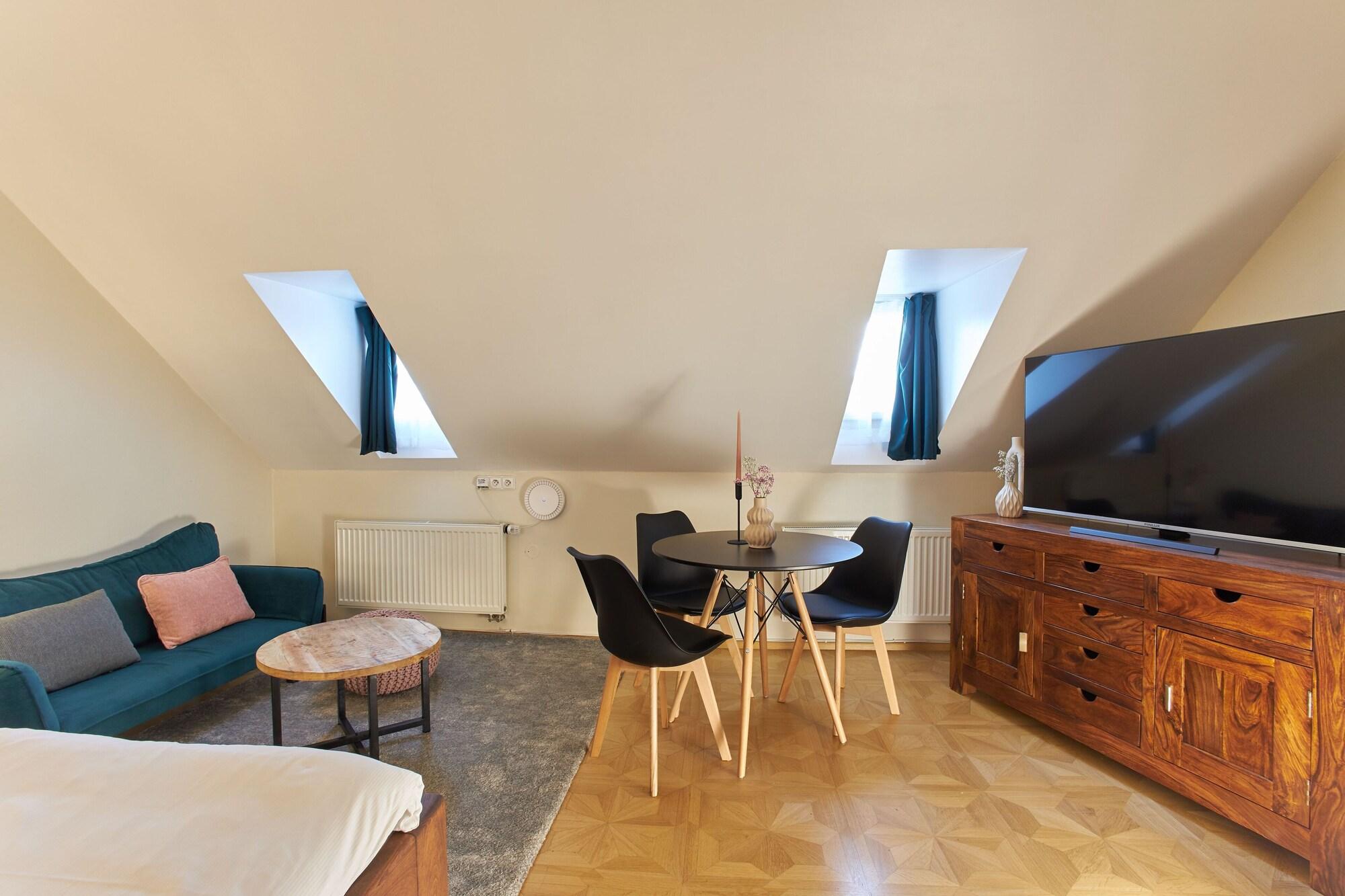 Set de Habitación River View Residence by Charles Bridge