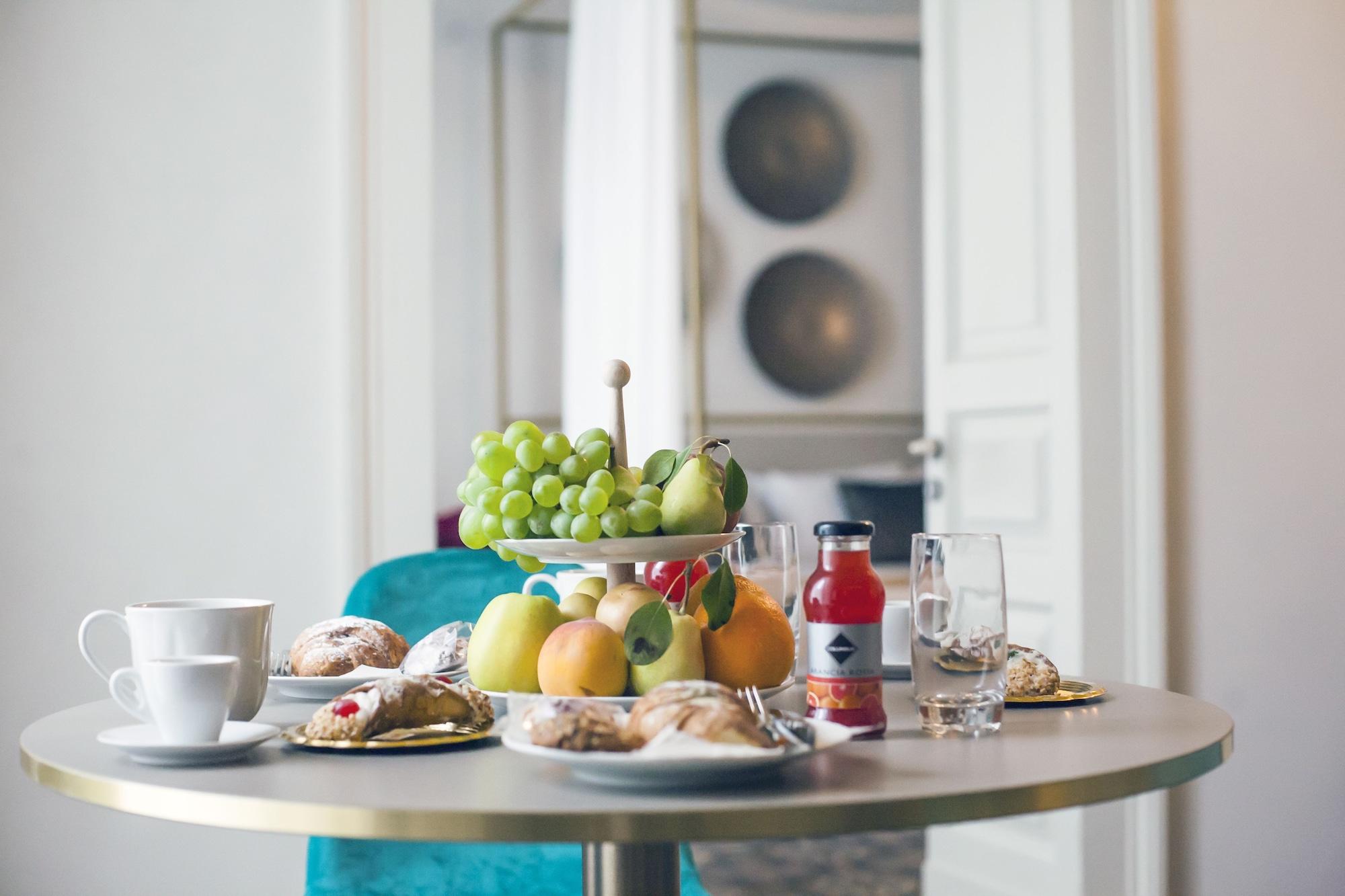 Restaurant Scene Suites Apartments